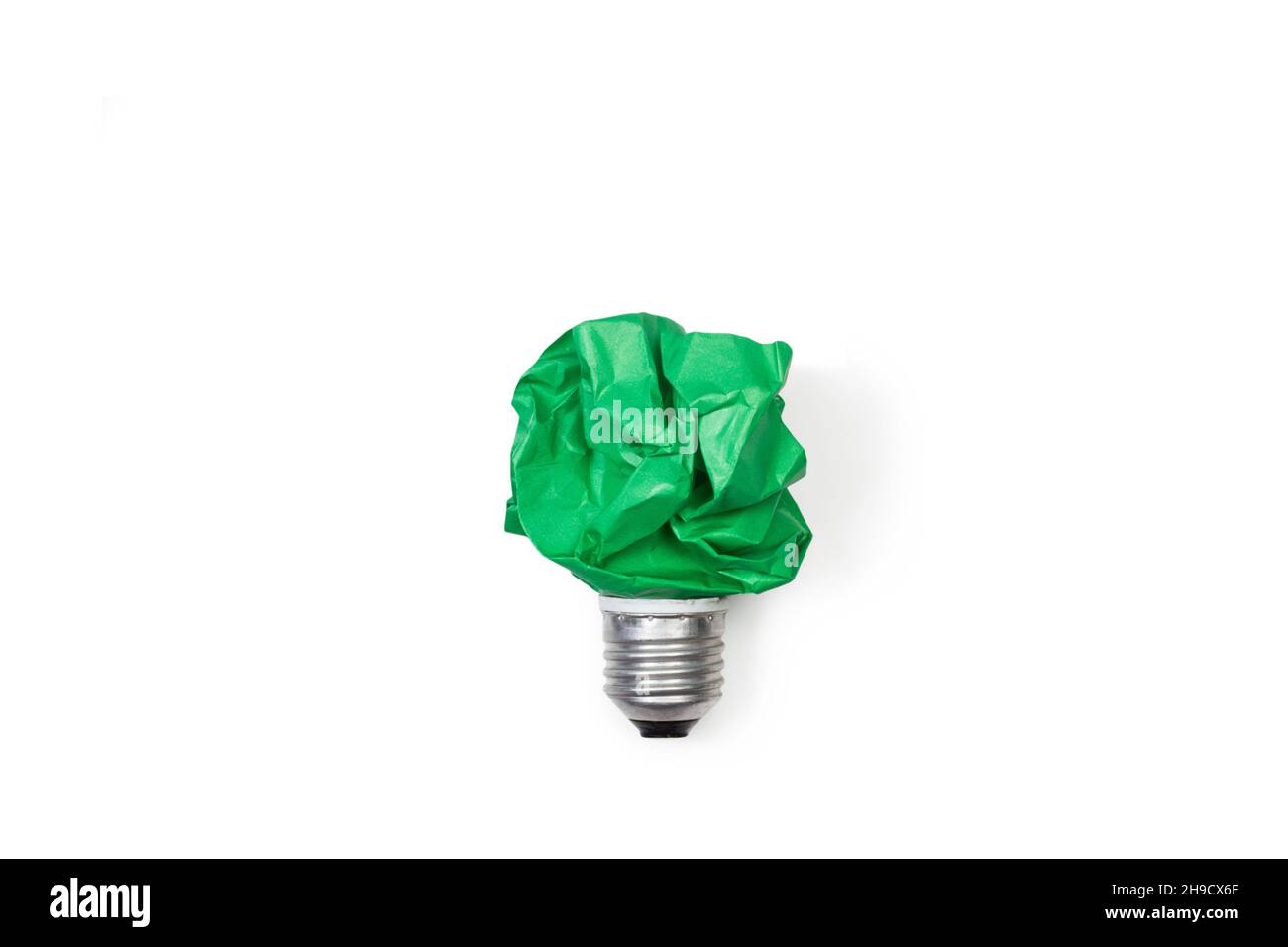 Lampadina realizzata con carta verde grattata su sfondo bianco Foto Stock