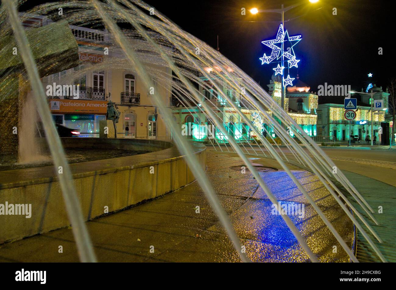 Natale 2021 luci di notte a Loule. Algarve, Portogallo Foto Stock