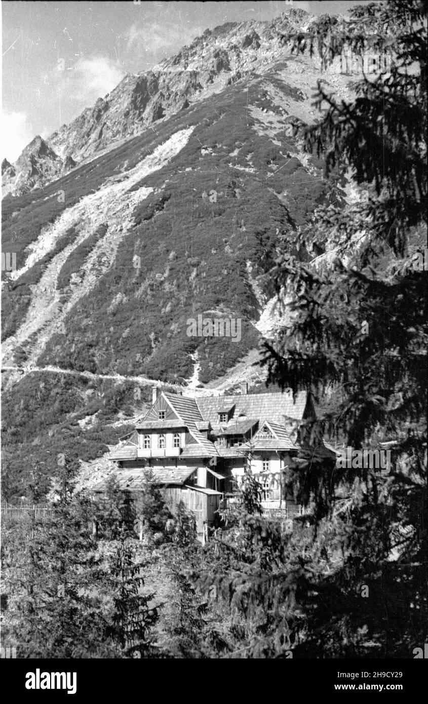 Zakopane, 1947-09. Tatry Wysokie. budynek Nowego Schroniska w Dolinie Rybiego Potoku nad Morskim Okiem, wzniesiony w 1908 r. W tle masyw Miedzianego. po/mgs PAP Dok³adny dzieñ wydarzenia nieustalony. Polonia, 1947 settembre. Monti Tatra Occidentali. Nella foto: Costruzione di un nuovo ostello nella valle Rybi Potok sopra Morskie Oko tarn, costruito nel 1908. bk/MGS PAP Foto Stock