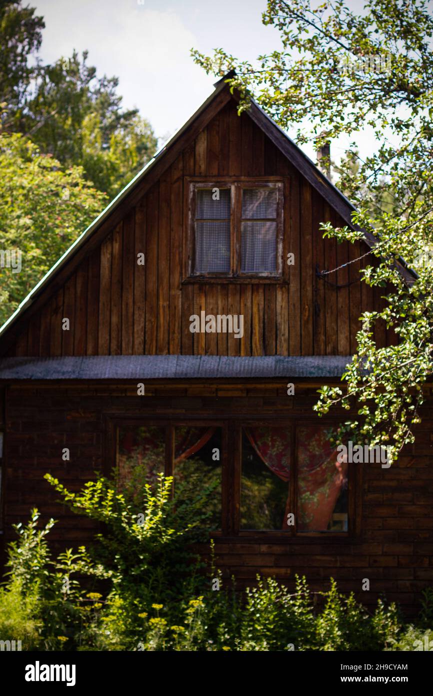 Vecchia casa in legno al villaggio in estate Foto Stock