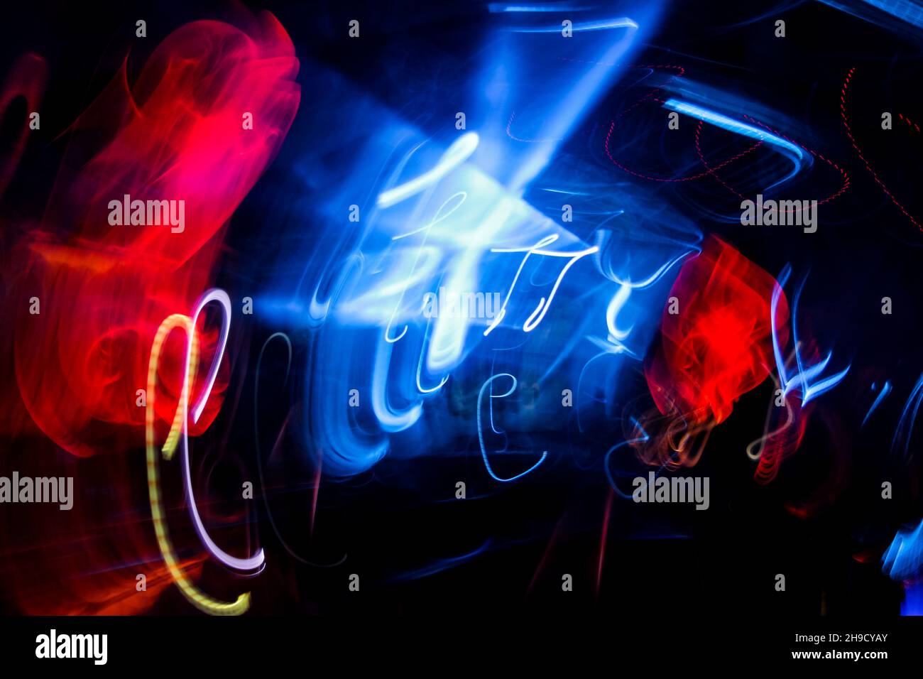 Blurry night club dj party la gente gode di musica danzante suono con luce colorata. club luce notturna dj party Ibiza club. Con macchina per fumo e luce Foto Stock