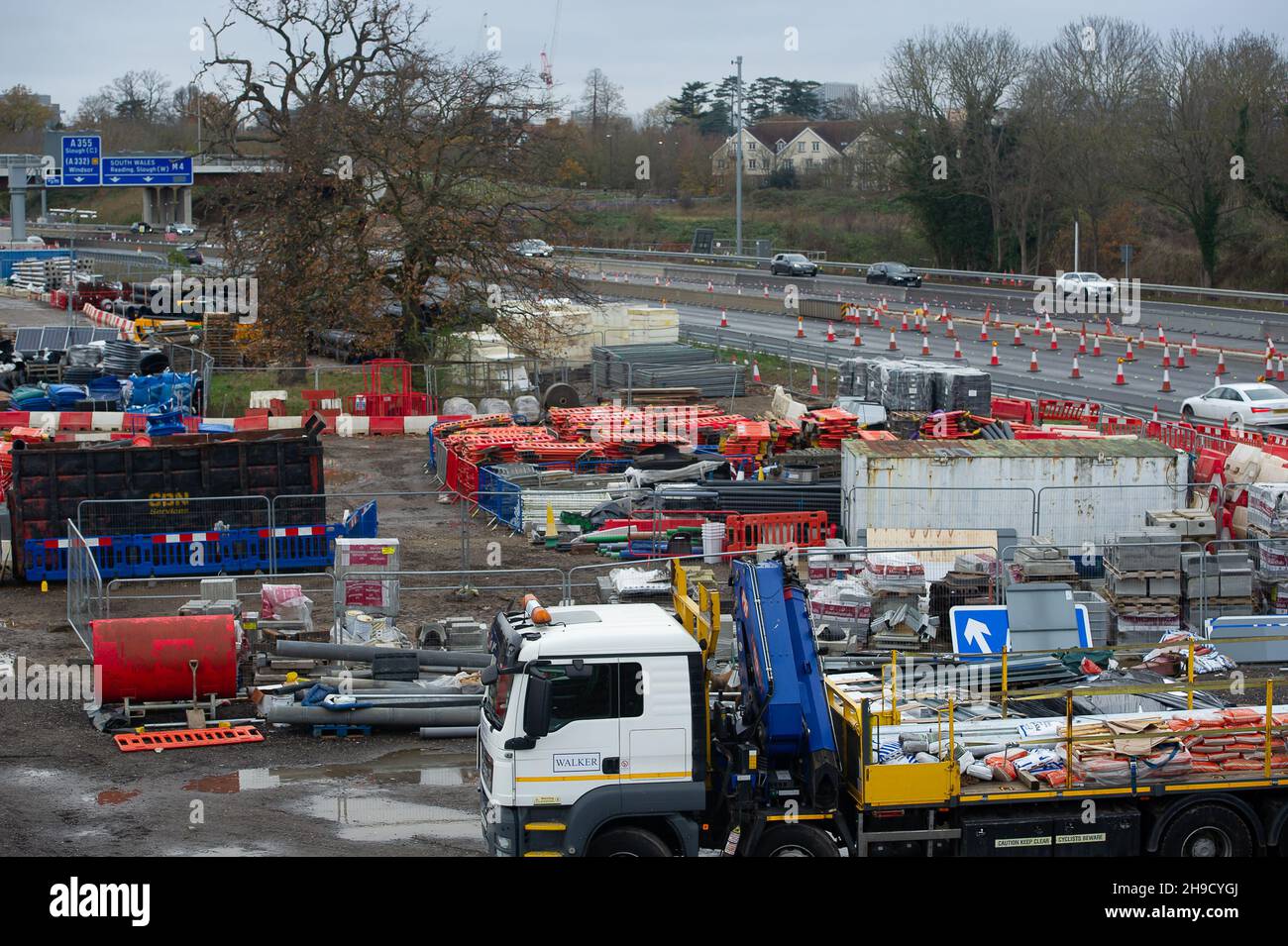 Slough, Berkshire, Regno Unito. 5 dicembre 2021. Un composto M4 a Slough alla periferia di Datchet su quello che un tempo era un campo con cavalli al pascolo. La M4 è stata aggiornata ad una All Lanes Running Digital Smart Motorway che non avrà più una spalla dura, ma aree di rifugio intermittenti per guasti. Negli ultimi cinque anni nel Regno Unito sono morte 38 persone sulle autostrade intelligenti. Un aggiornamento Smart Motorway su M3 è stato sospeso a seguito di una richiesta di sicurezza. Credit: Maureen McLean/Alamy Foto Stock