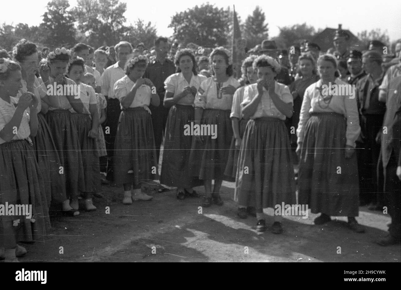 £omianki, 1947-09. Lokalne uroczystoœci do¿ynkowe na stadionie Ludowego Zespo³u Sportowego. Od 1944 r. obchody œwiêta plonów w ca³ym kraju organisowane by³y przez administracjê pañstwow¹. NZ. cz³onkinie zespo³u ludowego przed wystêpem. po/mgs PAP Dok³adny dzieñ wydarzenia nieustalony. Polonia, 1947 settembre. Festeggiamenti locali del festival del raccolto. A partire dal 1944 le celebrazioni del festival del raccolto sono state organizzate dall'amministrazione statale in tutta la Polonia. Nella foto: Membri di un gruppo folk prima di perfezionarsi. po/mgs PAP Foto Stock