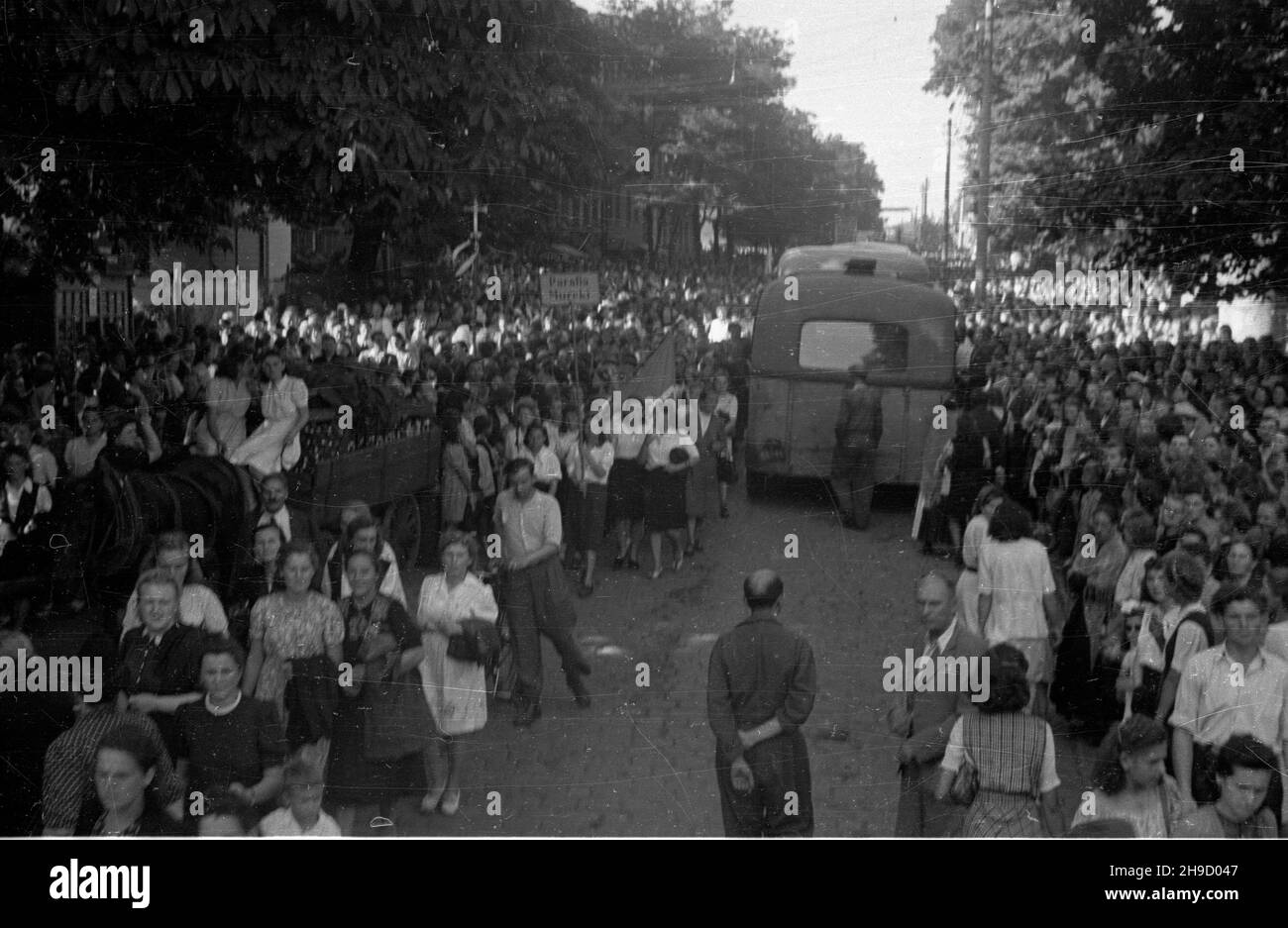 Piekary Œl¹skie, 1947-09. Uroczystoœci religijne w Sanktuarium matki Boskiej Piekarskiej. T³um wiernych udaje siê na Wzgórze Kalwarii Piekarskiej. bk/mgs PAP Dok³adny dzieñ wydarzenia nieustalony. Piekary Slaskie, 1947 settembre. La Madre di Dio dalla cerimonia religiosa di Piekary. Le masse dei fedeli vanno alla collina del Calvario di Piekary. bk/mgs PAP Foto Stock