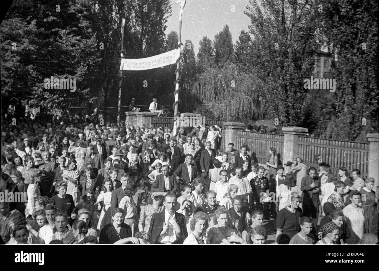 Piekary Œl¹skie, 1947-09. Uroczystoœci religijne w Sanktuarium matki Boskiej Piekarskiej. T³um wiernych udaje siê na Wzgórze Kalwarii Piekarskiej. bk/mgs PAP Dok³adny dzieñ wydarzenia nieustalony. Piekary Slaskie, 1947 settembre. La Madre di Dio dalla cerimonia religiosa di Piekary. Le masse dei fedeli vanno alla collina del Calvario di Piekary. bk/mgs PAP Foto Stock