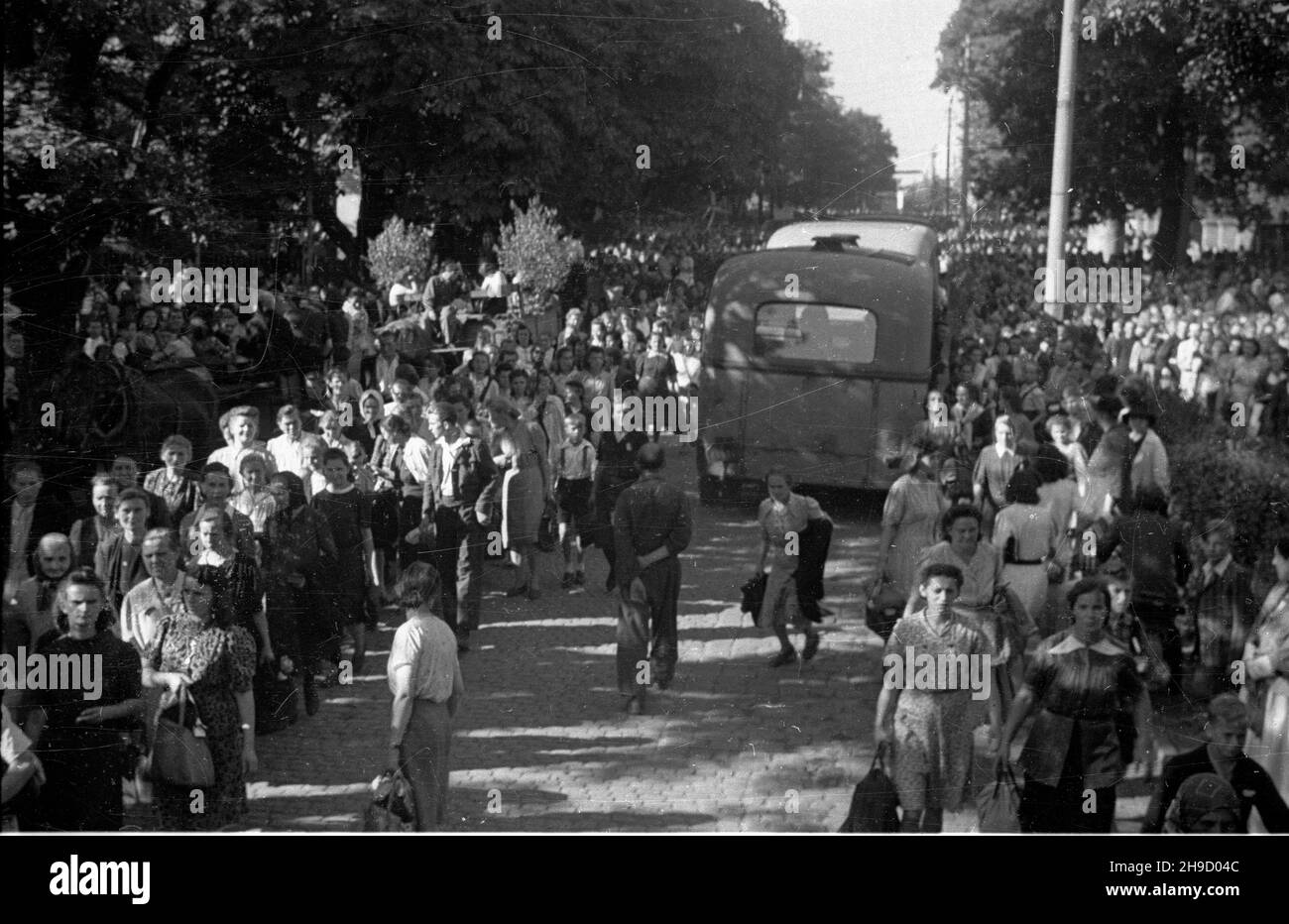 Piekary Œl¹skie, 1947-09. Uroczystoœci religijne w Sanktuarium matki Boskiej Piekarskiej. T³um wiernych udaje siê na Wzgórze Kalwarii Piekarskiej. bk/mgs PAP Dok³adny dzieñ wydarzenia nieustalony. Piekary Slaskie, 1947 settembre. La Madre di Dio dalla cerimonia religiosa di Piekary. Le masse dei fedeli vanno alla collina del Calvario di Piekary. bk/mgs PAP Foto Stock