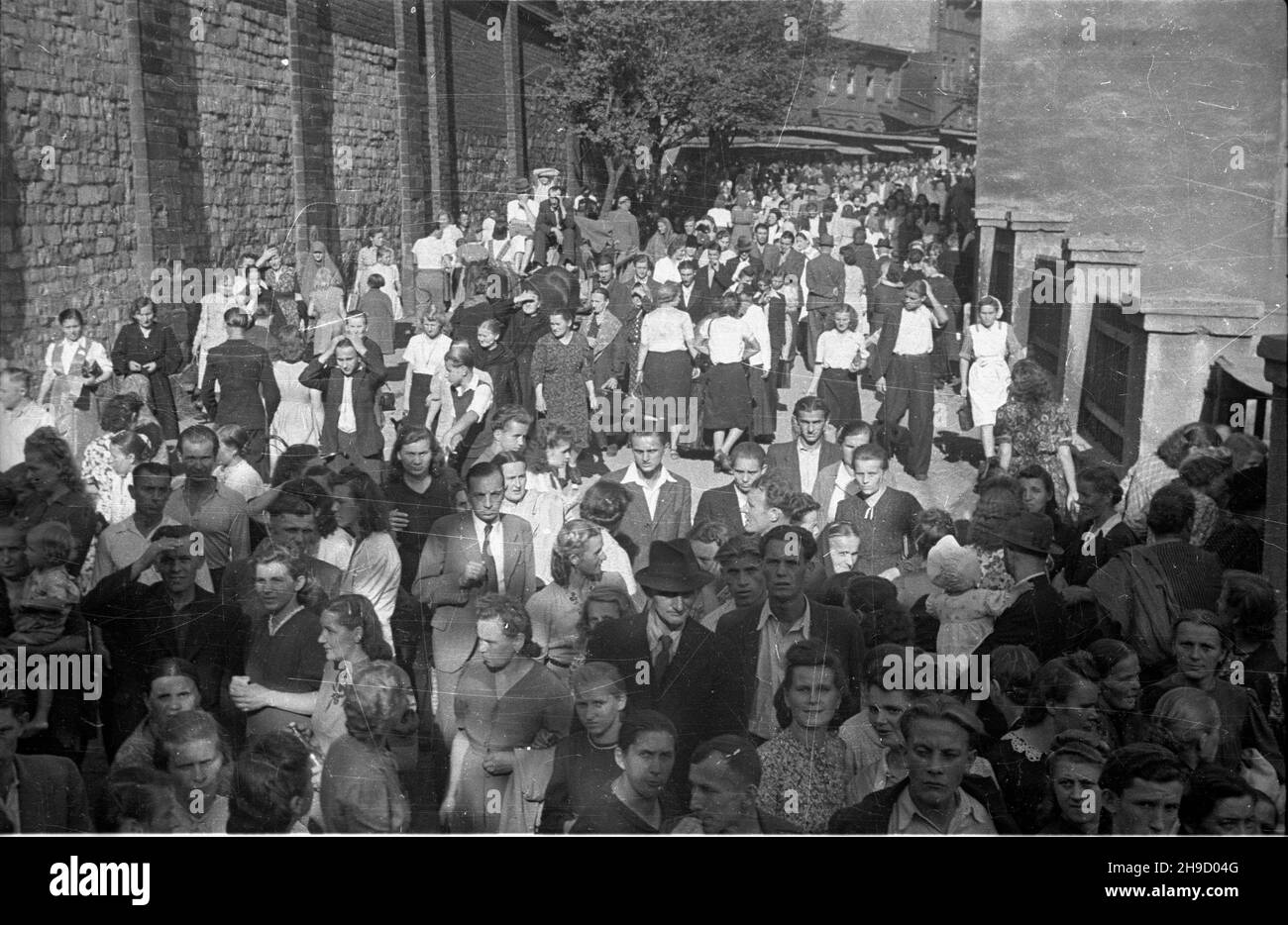 Piekary Œl¹skie, 1947-09. Uroczystoœci religijne w Sanktuarium matki Boskiej Piekarskiej. T³um wiernych udaje siê na Wzgórze Kalwarii Piekarskiej. bk/mgs PAP Dok³adny dzieñ wydarzenia nieustalony. Piekary Slaskie, 1947 settembre. La Madre di Dio dalla cerimonia religiosa di Piekary. Le masse dei fedeli vanno alla collina del Calvario di Piekary. bk/mgs PAP Foto Stock