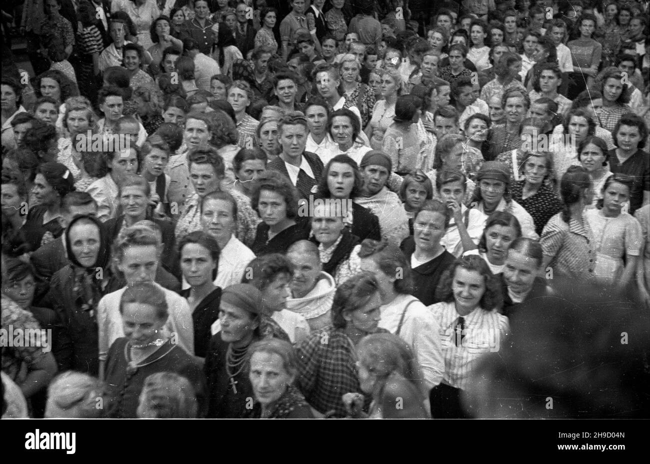 Piekary Œl¹skie, 1947-09. Uroczystoœci religijne w Sanktuarium matki Boskiej Piekarskiej. T³um wiernych udaje siê na Wzgórze Kalwarii Piekarskiej. bk/mgs PAP Dok³adny dzieñ wydarzenia nieustalony. Piekary Slaskie, 1947 settembre. La Madre di Dio dalla cerimonia religiosa di Piekary. Le masse dei fedeli vanno a Piekary Calvario Hill. bk/MGS PAP Foto Stock
