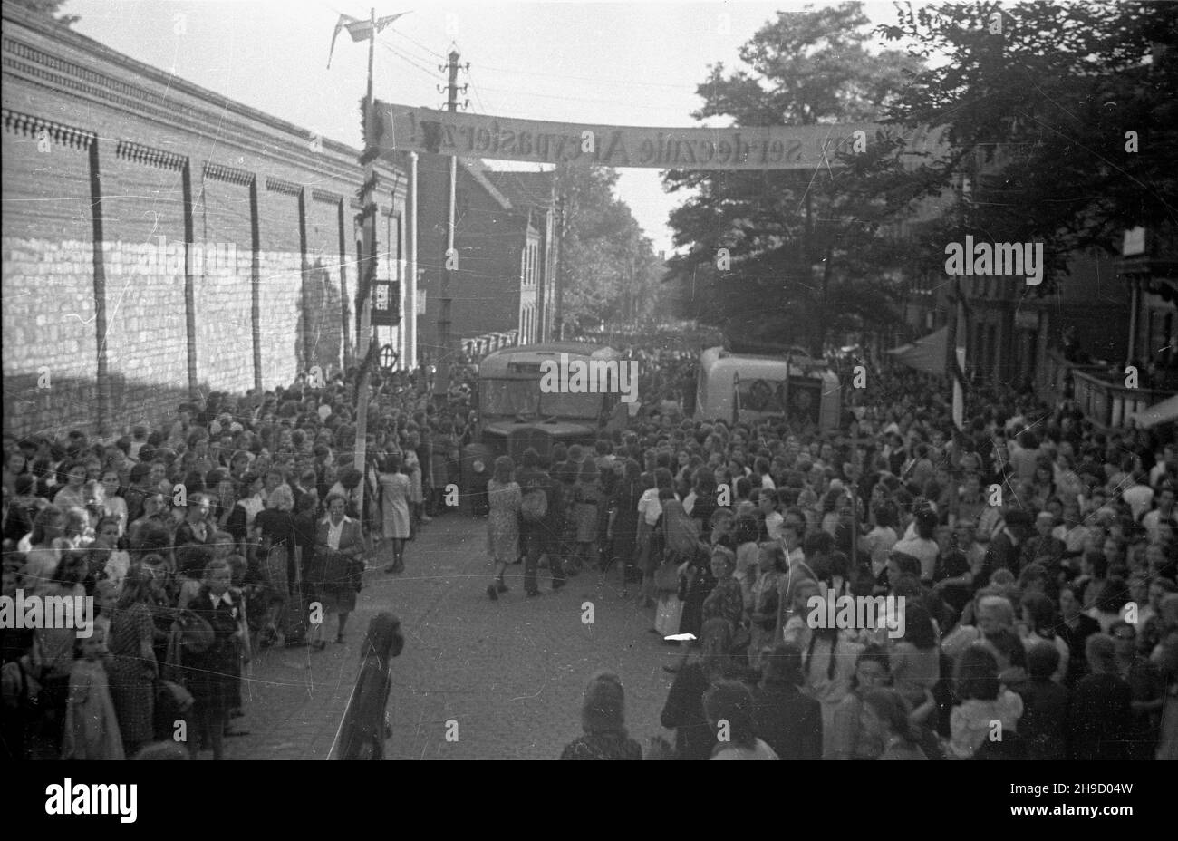 Piekary Œl¹skie, 1947-09. Uroczystoœci religijne w Sanktuarium matki Boskiej Piekarskiej. T³um wiernych udaje siê na Wzgórze Kalwarii Piekarskiej. bk/mgs PAP Dok³adny dzieñ wydarzenia nieustalony. Piekary Slaskie, 1947 settembre. La Madre di Dio dalla cerimonia religiosa di Piekary. Messe dei fedeli vanno al Piekary Calvario Hill. bk/mgs PAP Foto Stock