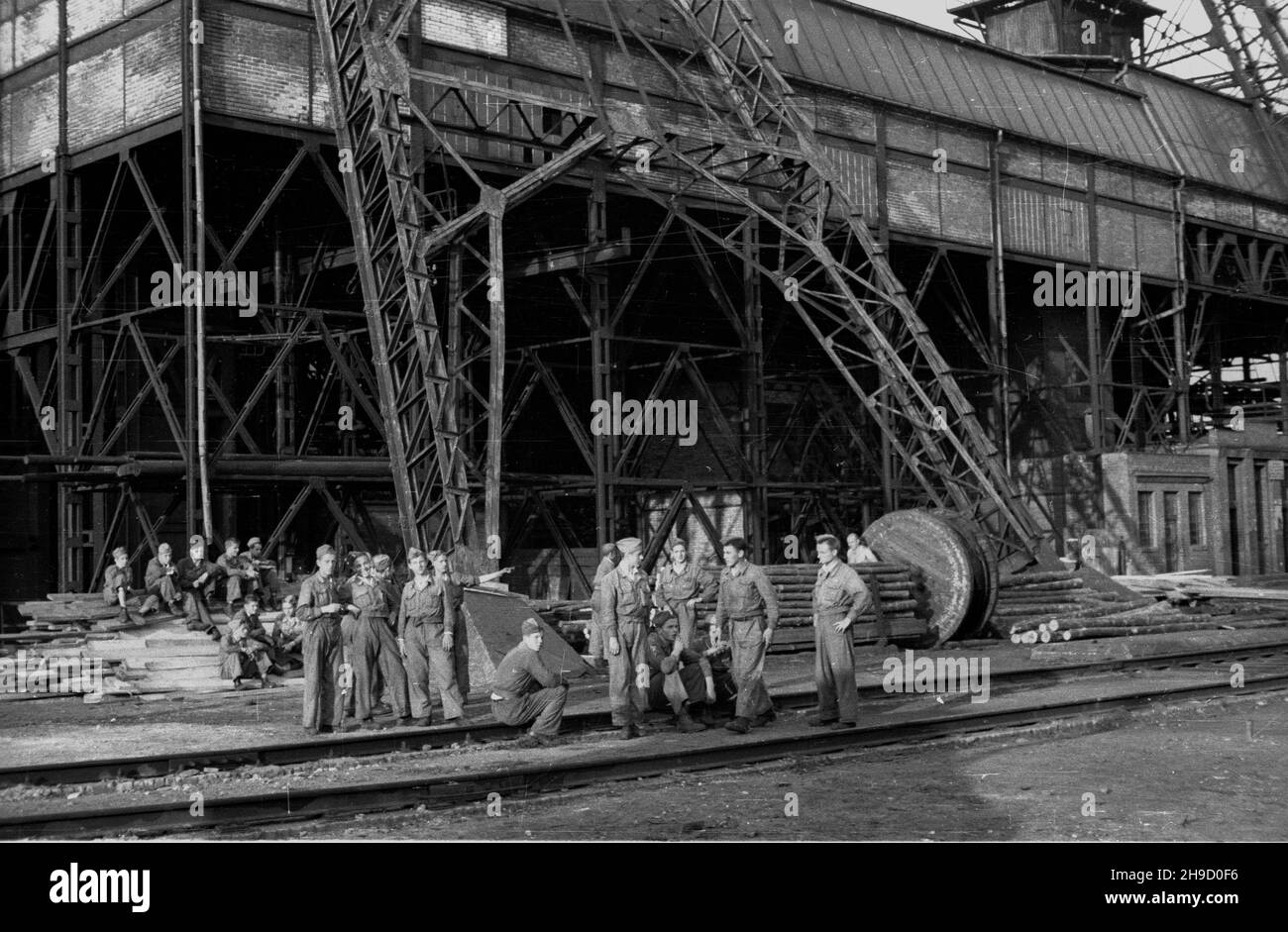 Zabrze, 1947-09. Uczniowie Szko³y Przysposobienia Przemys³owego nr 4 kszta³c¹cej na potrzeby Ministerstwa Przemys³u i Handlu na terenie kopalni wêgla kamiennego Makoszowy. bk/mgs PAP Dok³adny dzieñ wydarzenia nieustalony. Zabrze, 1947 settembre. Scuola professionale di formazione industriale n. 4, che insegna ai giovani minatori le esigenze del settore e del ministero del commercio presso la miniera di carbone duro di Makoszowy. bk/MGS PAP Foto Stock