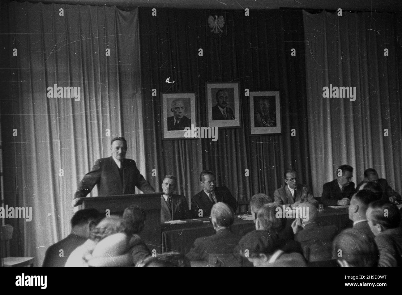 Warszawa, 1947-09. Posiedzenie robocze Naczelnej Rady Odbudowy Warszawy. NZ. Przemawia prezydent Boles³aw Bierut. W prezydium m.in. przewodnicz¹cy Sto³ecznej Rady Narodowej Stanis³aw Sankowski (2L), wiceminister odbudowy Juliusz ¯akowski (3L), prezydent Warszawy Stanis³aw To³wiñski (5L). po/mgs PAP Dok³adny dzieñ wydarzenia nieustalony. Varsavia, 1947 settembre. Una riunione di lavoro del Consiglio Capo della ricostruzione di Varsavia. Nella foto: Intervento del Presidente Boleslaw Bierut. Nel comitato direttivo presidente del Consiglio Nazionale di Varsavia Stanislaw Sankowski (2° a sinistra), vice ministro della ricostruzione Foto Stock