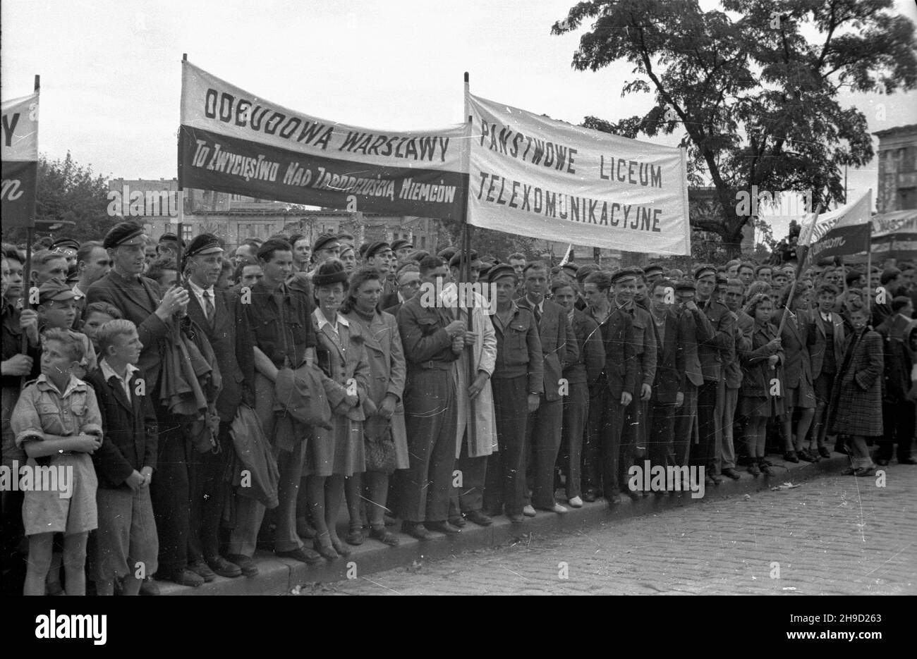 Warszawa, 1947-09-06. Uroczystoœci rozpoczêcia roku szkolnego. NZ. Wiec m³odzie¿y szkolnej na pl. PAP. Po/ak bankowym Varsavia, 6 settembre 1947. Cerimonie di apertura dell'anno scolastico. Nella foto: Uno studente si raduna in Bankowy Square. po/ak PAP Foto Stock