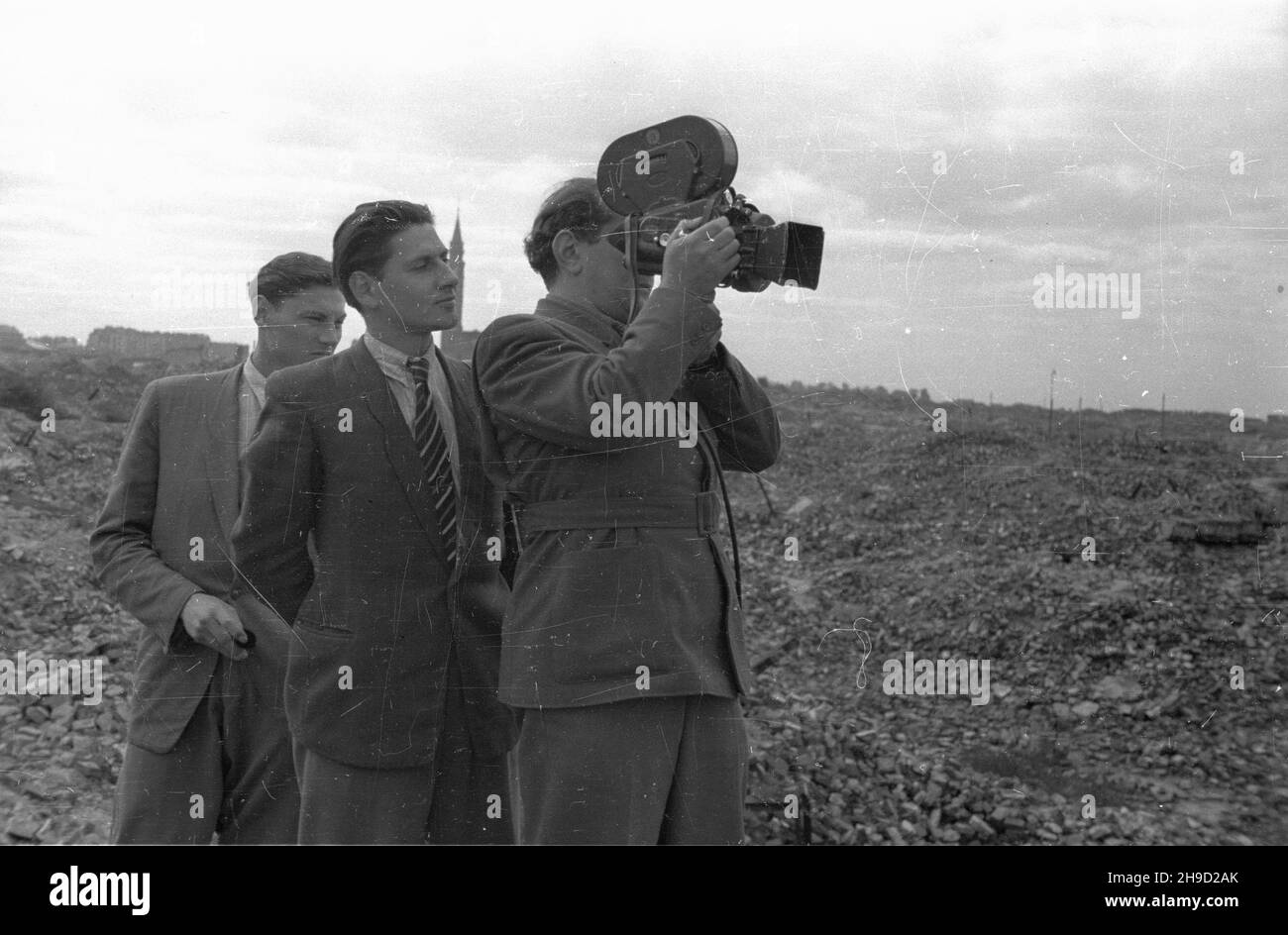 Warszawa, 1947-09-06. Uroczystoœci rozpoczêcia roku szkolnego. NZ. W³adys³aw Forbert (P) i Mieczys³aw Wiesio³ek (L), operatorzy Polskiej Kroniki Filmowej, filmuj¹ pochód m³odzie¿y szkolnej wœród ruin getta. po/ak PAP Varsavia, 6 settembre 1947. Inaugurazione di un nuovo anno scolastico. Nella foto: Wladyslaw Forbert (da destra) e Mieczyslaw Wiesiolek (da sinistra), cameramen della sfilata giovanile della scuola di cinema polacca nelle rovine del Ghetto. po/ak PAP Foto Stock