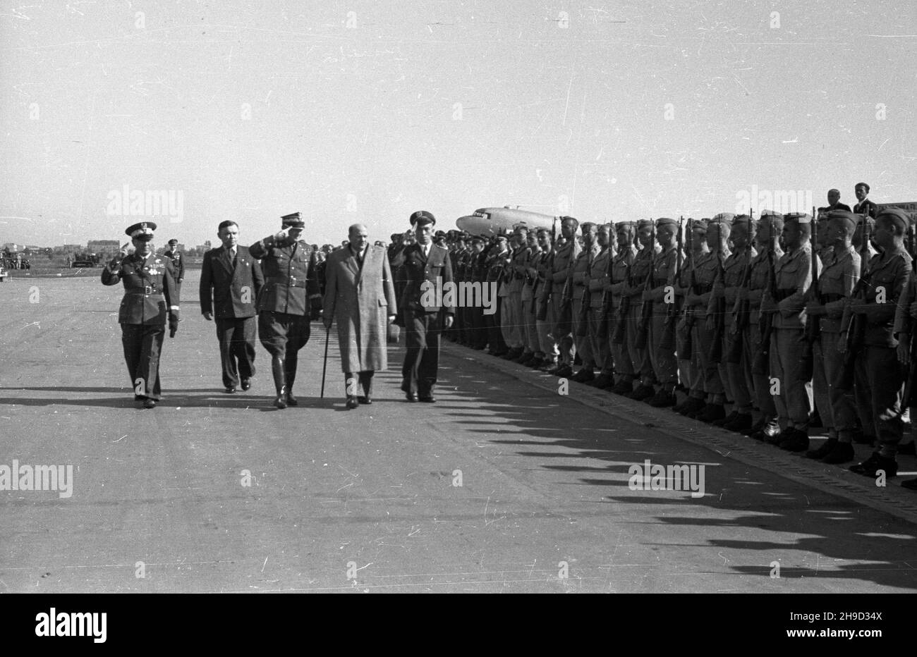 Warszawa, 1947-09-07. Obchody Œwiêta Lottictha. Uroczystoœæ przekazania sztandaru Samodzielnemu Pu³kowi Lotniczemu na terenie lotniska wojskowego Okêcie. NZ. Przybycie marsza³ka Sejmu W³adys³awa Kowalskiego (z lask¹). Widoczni równie¿ genera³ Stanis³aw Zawadzki (3P) i min. lasów Boles³aw Podedworny (4P). po/ms PAP Varsavia, 7 settembre 1947. Cerimonie che segnano il giorno dell'Aviazione. La cerimonia di trasferimento della bandiera al Reggimento aereo indipendente all'aeroporto militare di Okecie. Nella foto: Sejm Speaker Wladyslaw Kowalski (con una canna) arriva in aeroporto. È accompagnato dal generale Stani Foto Stock