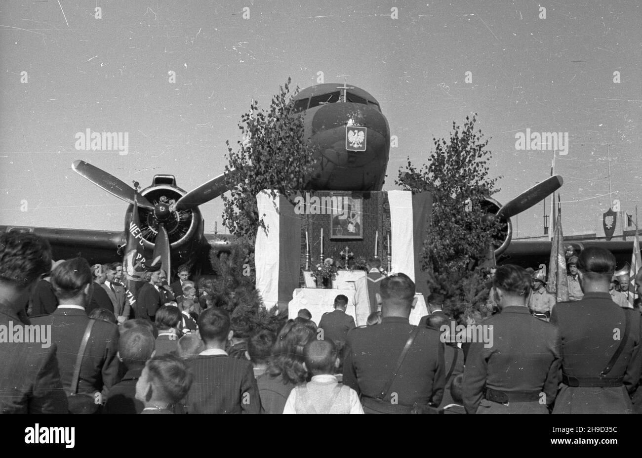 Warszawa, 1947-09-07. Obchody Œwiêta Lottictha. Uroczystoœæ przekazania sztandaru Samodzielnemu Pu³kowi Lotniczemu na terenie lotniska wojskowego Okêcie. Msza polowa przed o³tarzem ustawionym pod dziobem samolotu transportowego typu Douglas DC-3 (C-47). po/ms PAP Varsavia, 7 settembre 1947. Cerimonie che segnano il giorno dell'Aviazione. La cerimonia di trasferimento del banner al Reggimento delle forze aeree indipendenti presso l'aeroporto militare di Okecie. Nella foto: Una massa di campo davanti all'altare posta sotto il naso del trasportatore Douglas DC-3. po/ms PAP Foto Stock