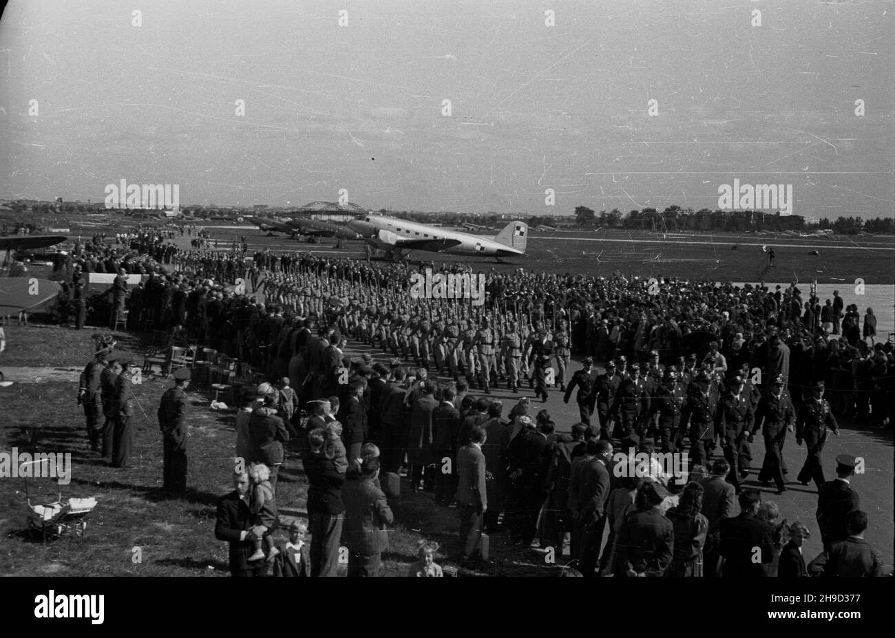 Warszawa, 1947-09-07. Obchody Œwiêta Lottictha. Uroczystoœæ przekazania sztandaru Samodzielnemu Pu³kowi Lotniczemu na terenie lotniska wojskowego Okêcie. defilada oddzia³ów pu³ku. W tle widoczne samoloty typu Douglas DC-3. po/ms PAP Varsavia, 7 settembre 1947. Cerimonie che segnano il giorno dell'Aviazione. La cerimonia di trasferimento della bandiera al Reggimento aereo indipendente all'aeroporto militare di Okecie. Nella foto: La sfilata delle unità reggimento. Sullo sfondo Douglas DC-3 bombardieri. po/ms PAP Foto Stock