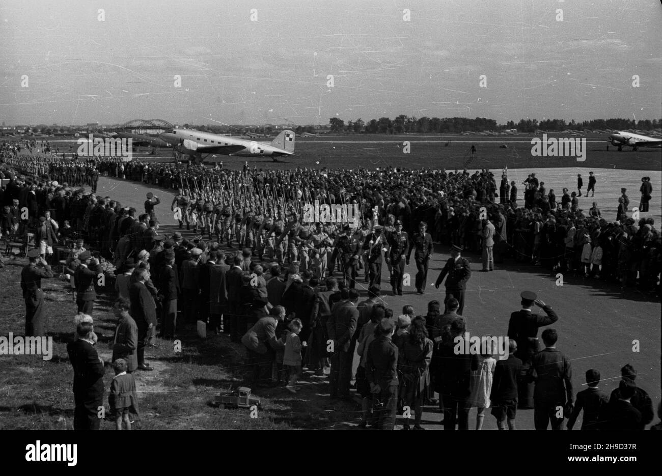 Warszawa, 1947-09-07. Obchody Œwiêta Lottictha. Uroczystoœæ przekazania sztandaru Samodzielnemu Pu³kowi Lotniczemu na terenie lotniska wojskowego Okêcie. defilada oddzia³ów pu³ku. W tle widoczne samoloty typu Douglas DC-3. po/ms PAP Varsavia, 7 settembre 1947. Cerimonie che segnano il giorno dell'Aviazione. La cerimonia di trasferimento della bandiera al Reggimento aereo indipendente all'aeroporto militare di Okecie. Nella foto: La sfilata delle unità reggimento. Sullo sfondo Douglas DC-3 bombardieri. po/ms PAP Foto Stock