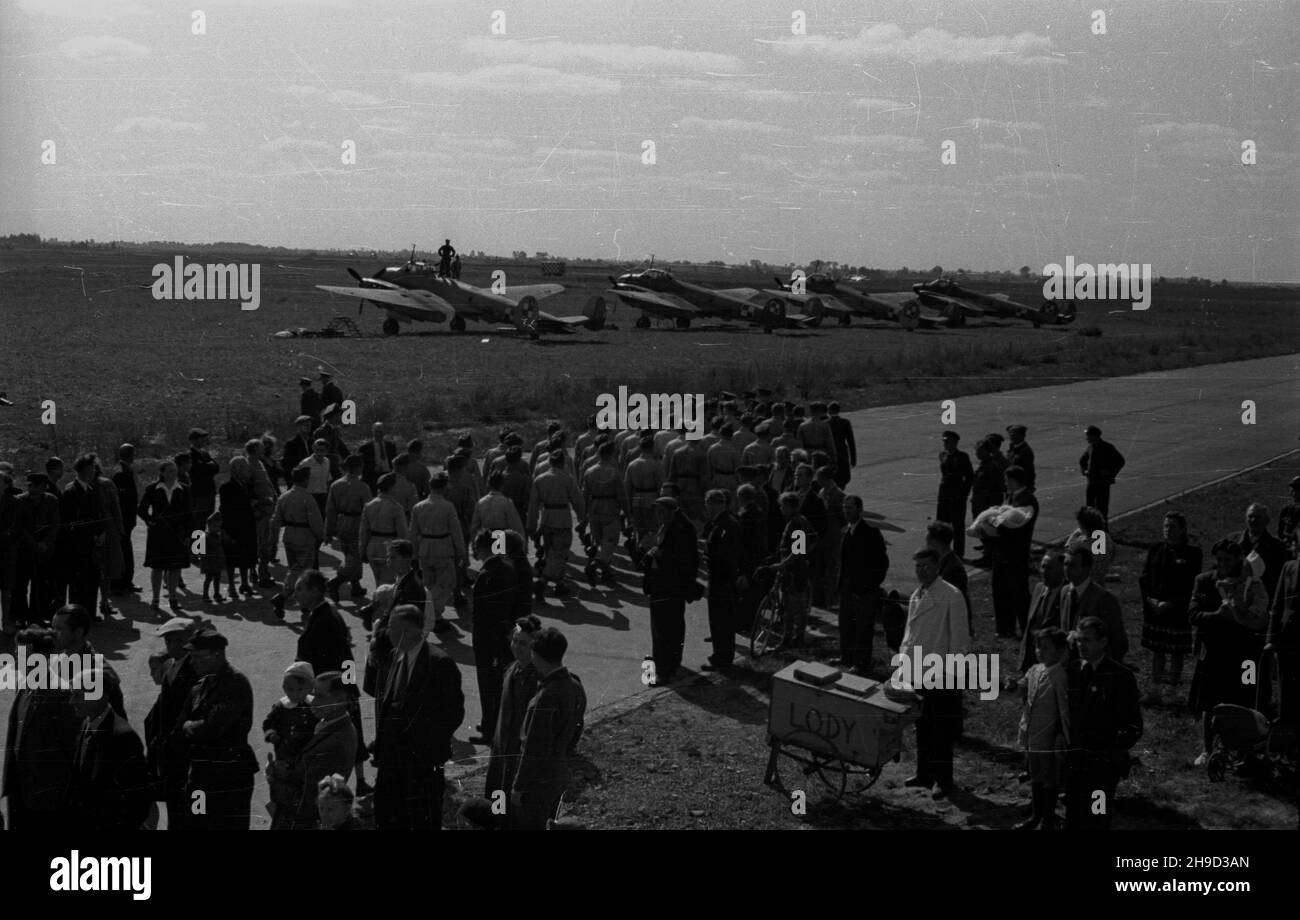 Warszawa, 1947-09-07. Obchody Œwiêta Lottictha. Uroczystoœæ przekazania sztandaru Samodzielnemu Pu³kowi Lotniczemu na terenie lotniska wojskowego Okêcie. NZ. defilada oddzia³ów pu³ku. po/ms PAP Varsavia, 7 settembre 1947. Cerimonie che segnano il giorno dell'Aviazione. La cerimonia di trasferimento della bandiera al Reggimento aereo indipendente all'aeroporto militare di Okecie. Nella foto: La sfilata delle unità reggimento. po/ms PAP Foto Stock