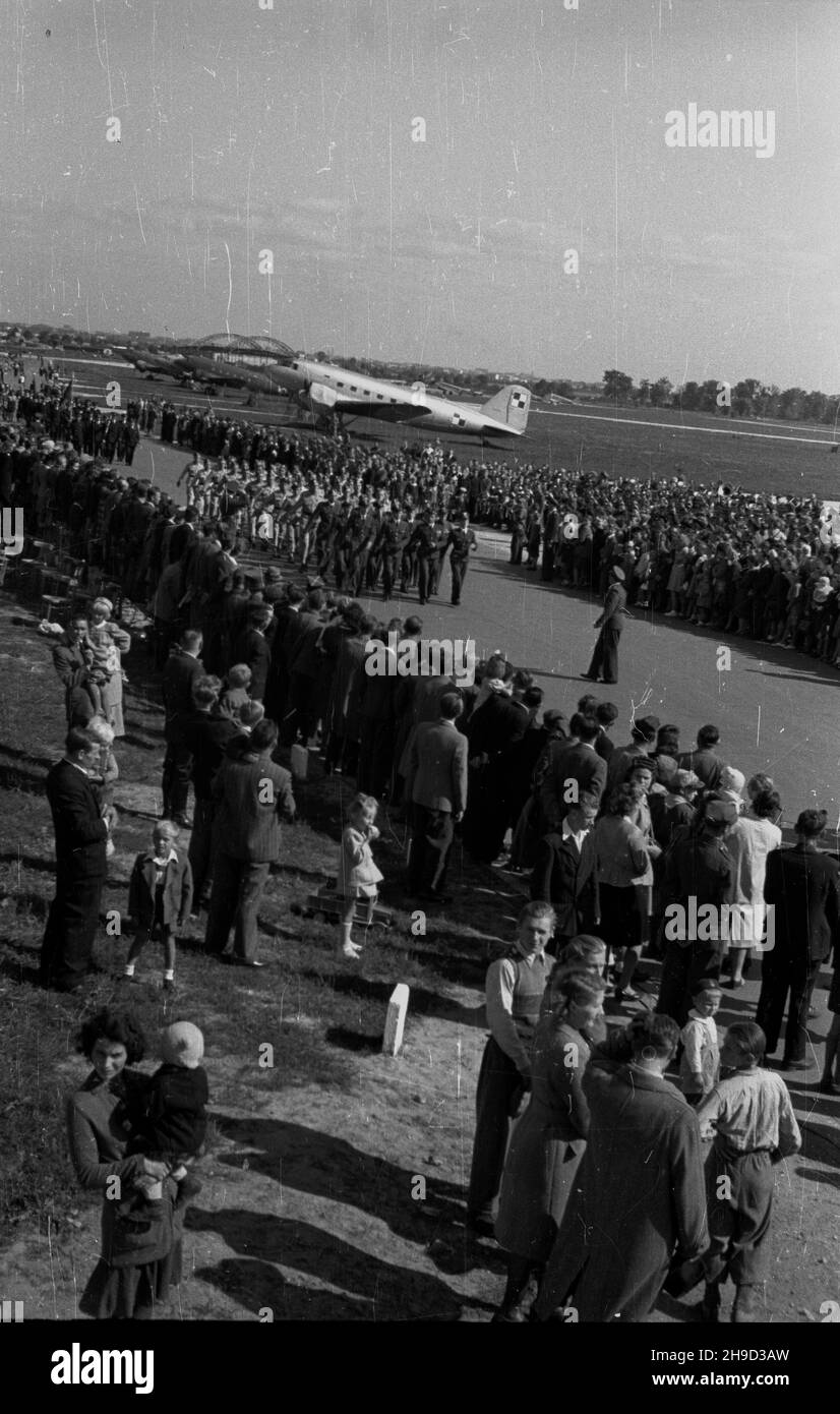 Warszawa, 1947-09-07. Obchody Œwiêta Lottictha. Uroczystoœæ przekazania sztandaru Samodzielnemu Pu³kowi Lotniczemu na terenie lotniska wojskowego Okêcie. defilada oddzia³ów pu³ku. W tle widoczne samoloty typu Douglas DC-3. po/ms PAP Varsavia, 7 settembre 1947. Cerimonie che segnano il giorno dell'Aviazione. La cerimonia di trasferimento della bandiera al Reggimento aereo indipendente all'aeroporto militare di Okecie. Nella foto: La sfilata delle unità reggimento. Sullo sfondo Douglas DC-3 bombardieri. po/ms PAP Foto Stock