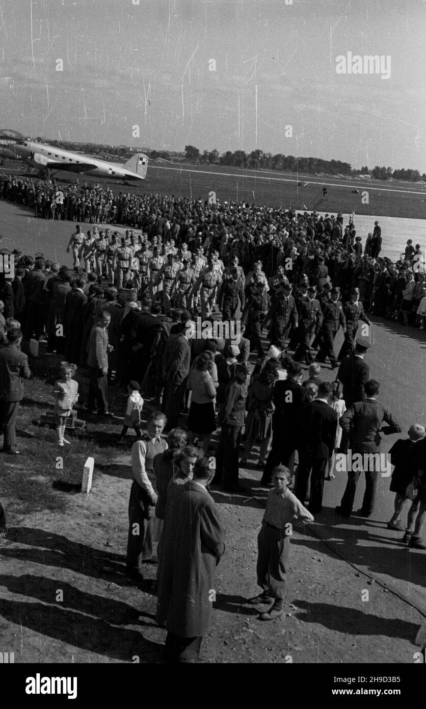 Warszawa, 1947-09-07. Obchody Œwiêta Lottictha. Uroczystoœæ przekazania sztandaru Samodzielnemu Pu³kowi Lotniczemu na terenie lotniska wojskowego Okêcie. defilada oddzia³ów pu³ku. W tle widoczne samoloty typu Douglas DC-3. po/ms PAP Varsavia, 7 settembre 1947. Cerimonie che segnano il giorno dell'Aviazione. La cerimonia di trasferimento della bandiera al Reggimento aereo indipendente all'aeroporto militare di Okecie. Nella foto: La sfilata delle unità reggimento. Sullo sfondo Douglas DC-3 bombardieri. po/ms PAP Foto Stock