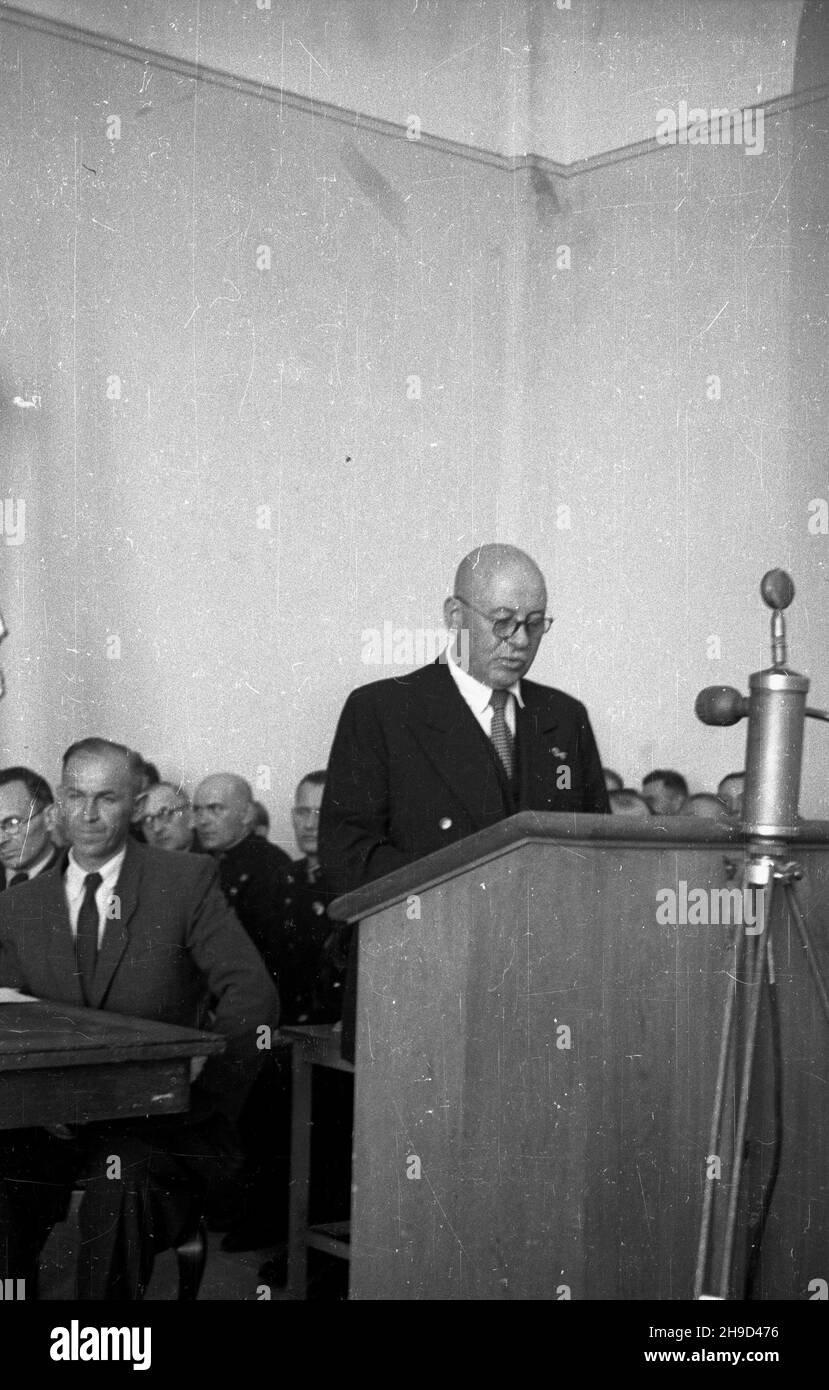 Szczecin, 1947-09-07. Trzeci Zjazd Przemys³owy Ziem Odzyskanych. Obrady w gmachu Muzeum Morskiego. rz¹du Czechos³owacji. Dyrektor Pronaska wita zebranych w imieniu pap Szczecin, 7 settembre 1947. Il terzo Congresso industriale dei territori recuperati nel Museo Marittimo. Nella foto: Delegato del governo ceco, direttore Pronaska. po/ms PAP Foto Stock