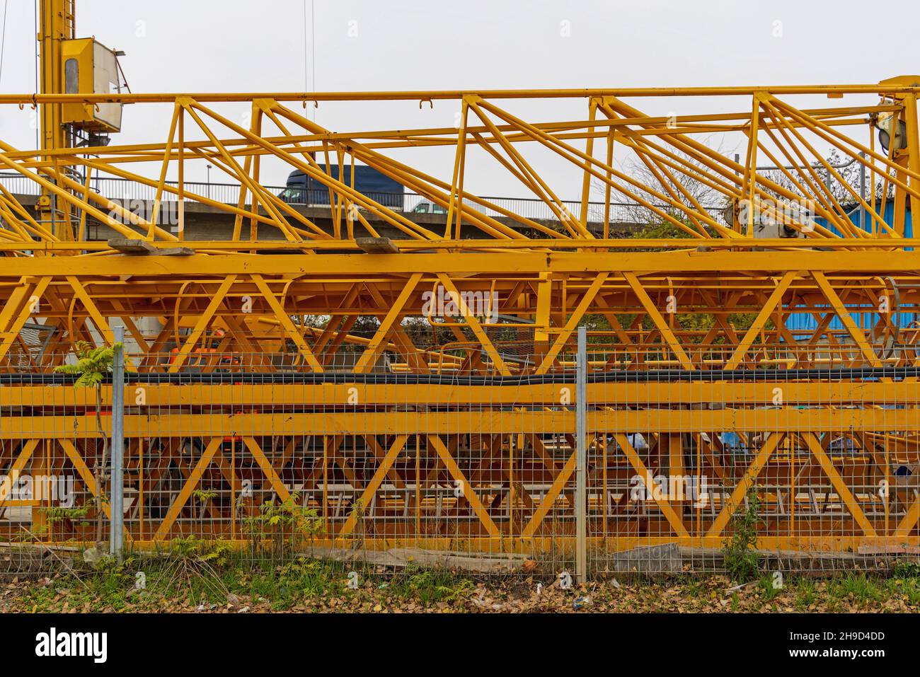 Costruzione di componenti in lattice di gru a torre gialla stoccaggio in cantiere Foto Stock