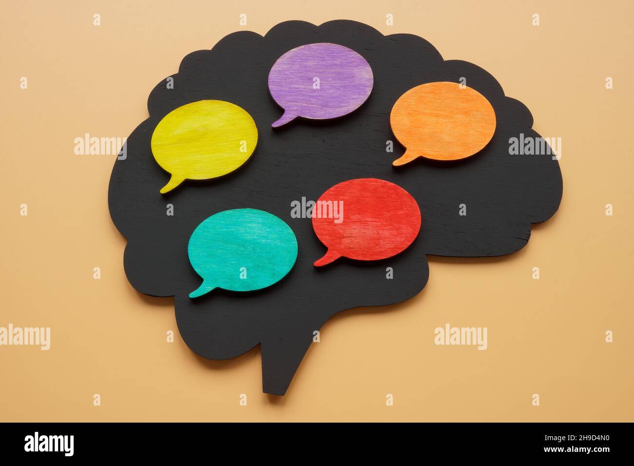 Concetto multilingue. Forma del cervello e virgolette a bolle. Foto Stock