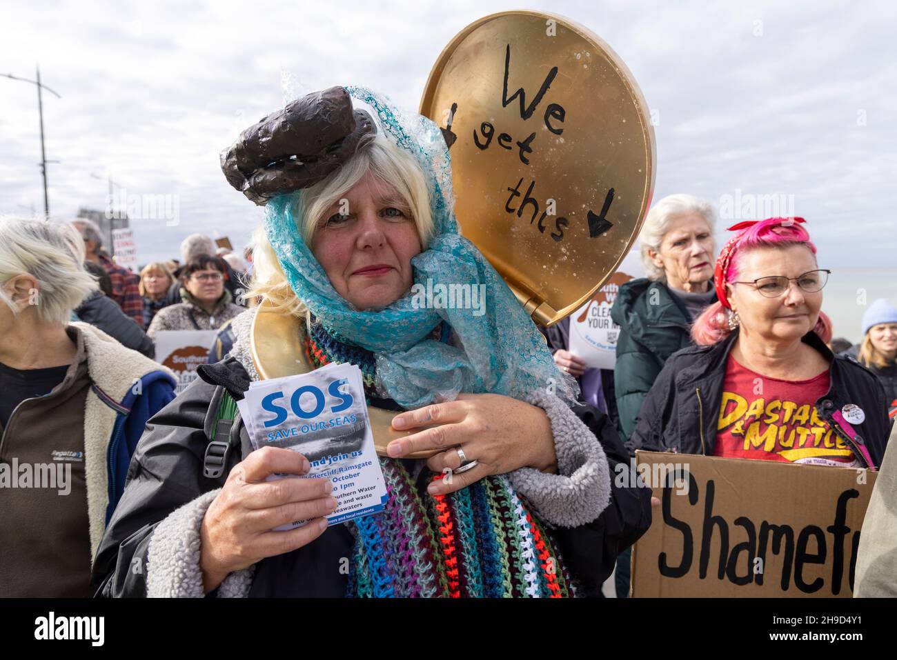 I manifestanti di Margate dimostrano contro le emissioni multiple di liquame non trattato da parte di Southern Water, ottobre 2021. Queste uscite hanno portato alla chiusura delle spiagge di Thanet in numerose occasioni. Foto Stock