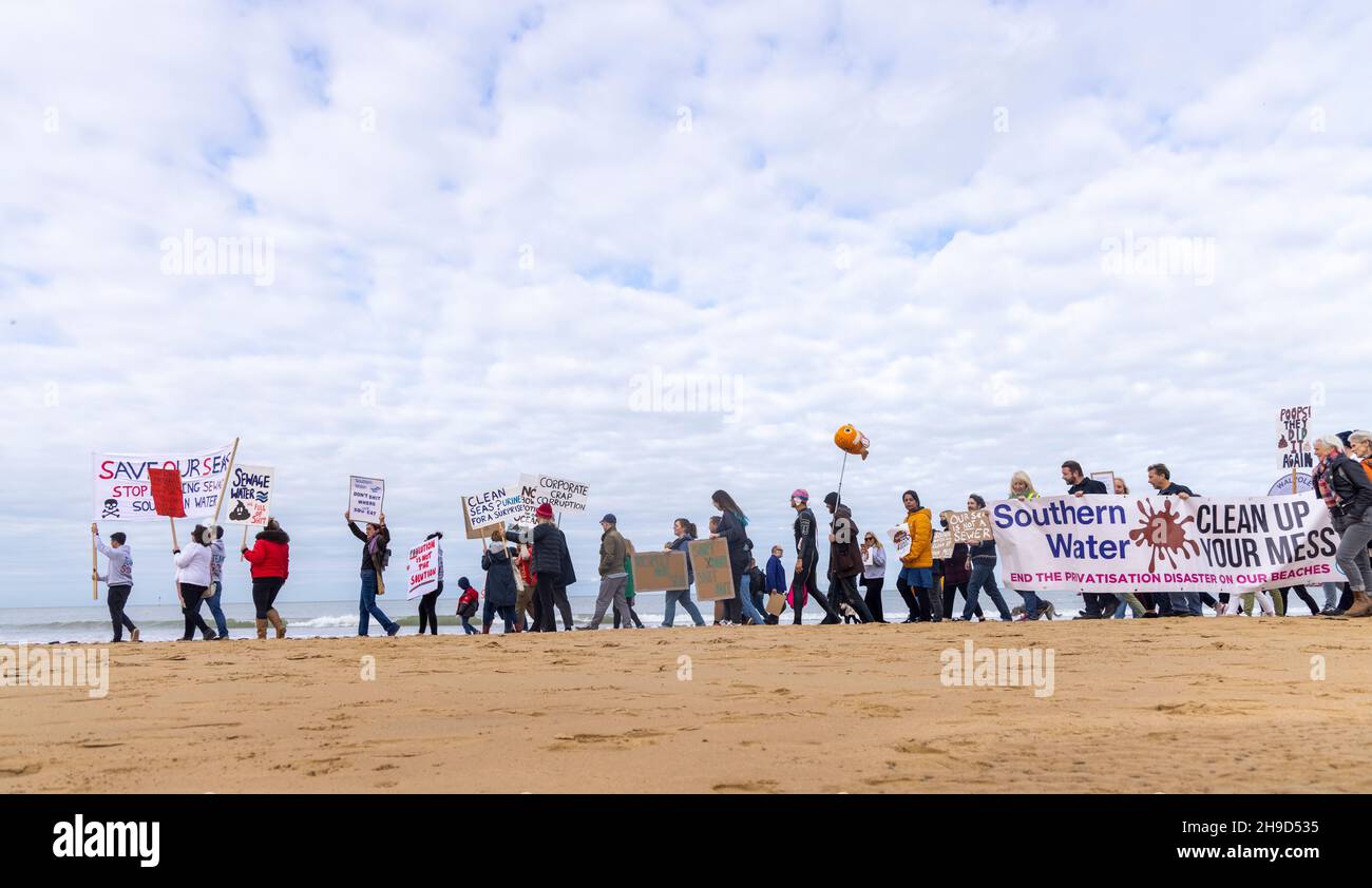 I manifestanti di Margate dimostrano contro le emissioni multiple di liquame non trattato da parte di Southern Water, ottobre 2021. Queste uscite hanno portato alla chiusura delle spiagge di Thanet in numerose occasioni. Foto Stock