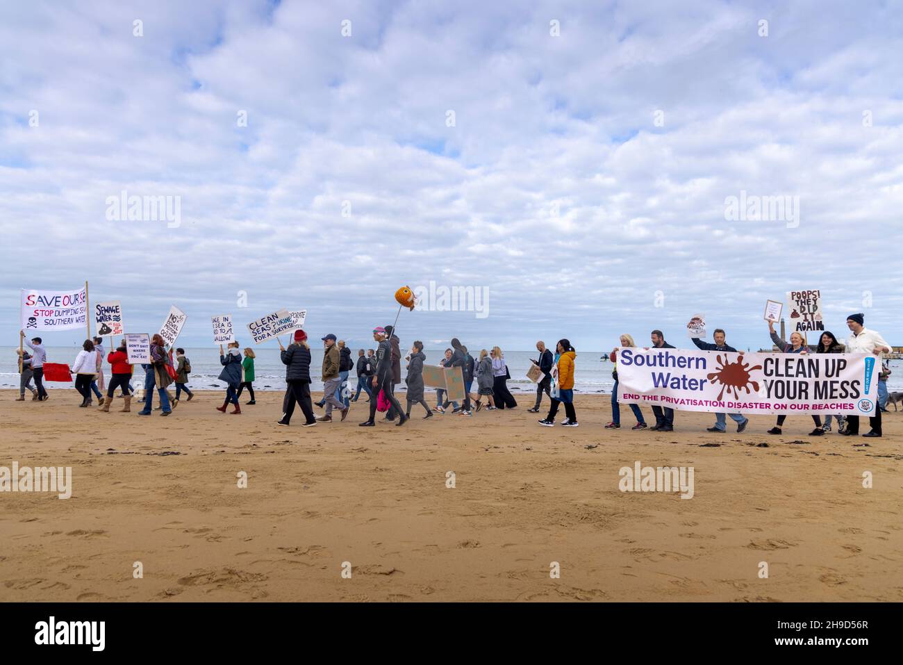 I manifestanti di Margate dimostrano contro le emissioni multiple di liquame non trattato da parte di Southern Water, ottobre 2021. Queste uscite hanno portato alla chiusura delle spiagge di Thanet in numerose occasioni. Foto Stock