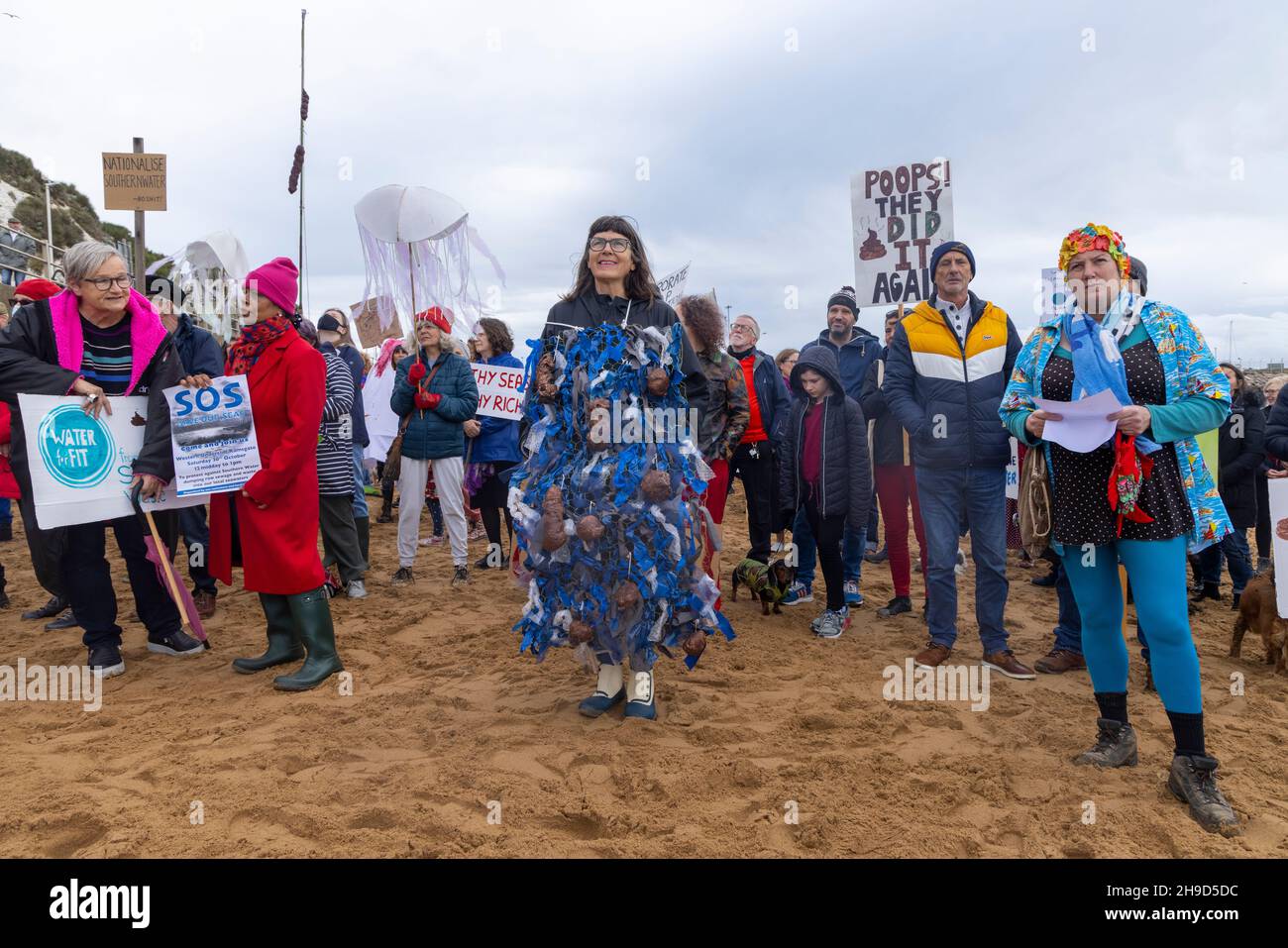 I manifestanti a Ramsgate dimostrano contro le emissioni multiple di liquame non trattato da parte di Southern Water, ottobre 2021. Queste uscite hanno portato alla chiusura delle spiagge di Thanet in numerose occasioni. Foto Stock