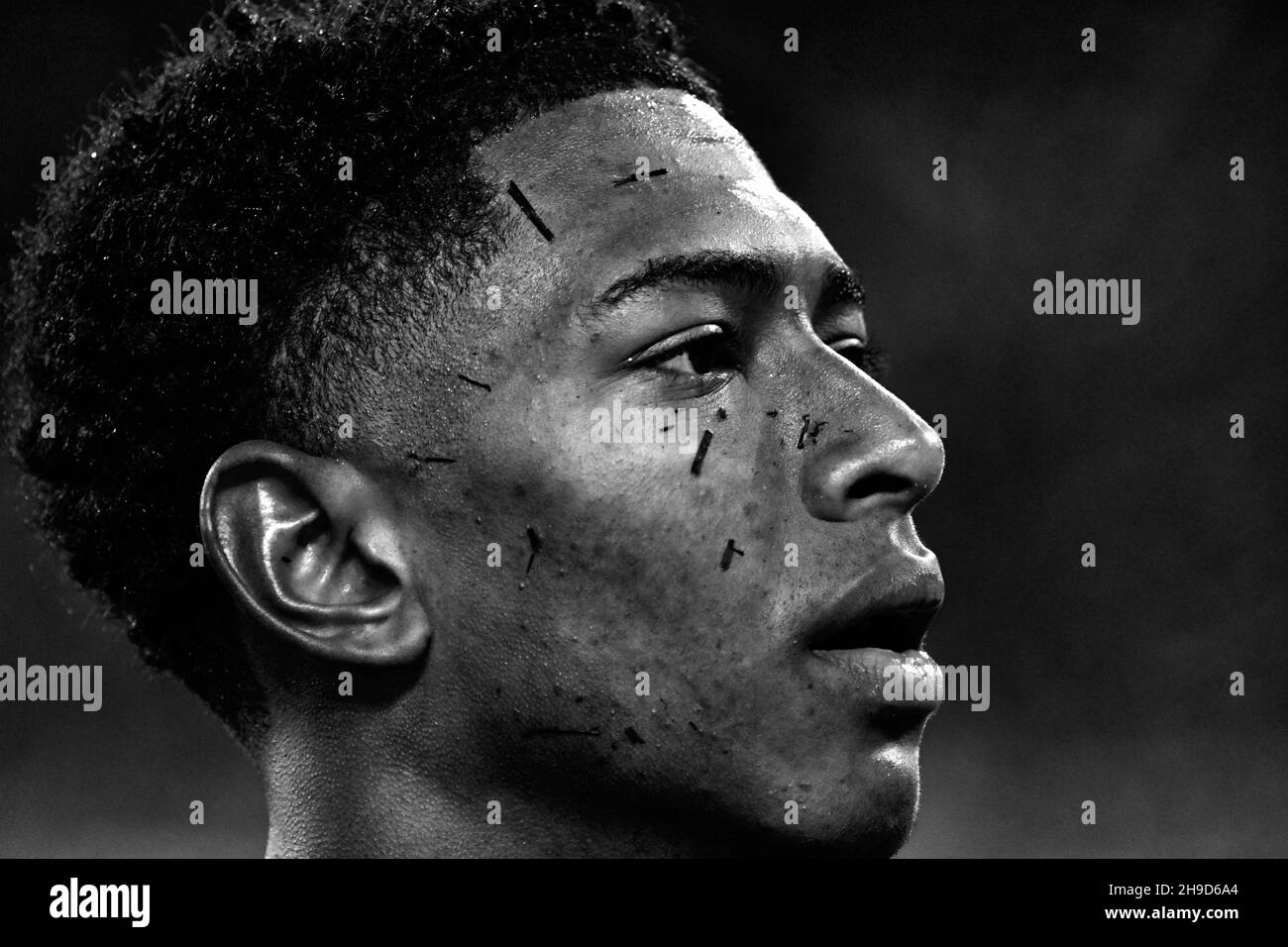 Signal Iduna Park Dortmund Germania, 4.12.2021, Football: Bundesliga Season 2021/22, partita 14, Borussia Dortmund (BVB, giallo) vs FC Bayern München (Monaco, FCB, rosso) 2.3 - Jude Bellingham (BVB) LE NORMATIVE DFL VIETANO L'USO DI FOTOGRAFIE COME SEQUENZE DI IMMAGINI E/O QUASI-VIDEO Foto Stock