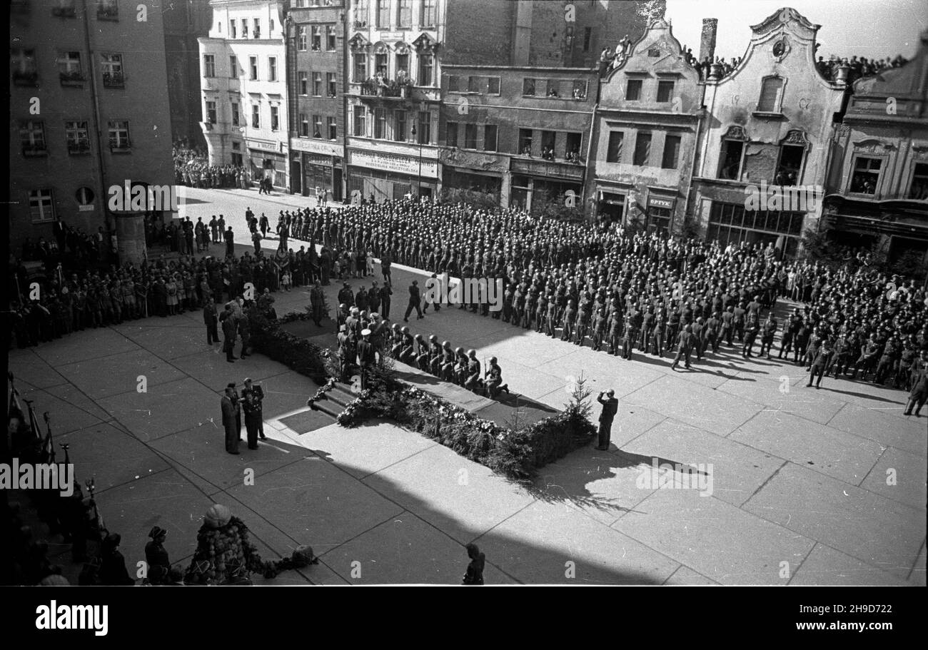 Opole, 1947-09-14. Ogólnopolskie obchody Œwiêta Plonów, do¿ynki. Uroczyste promocje oficerskie na rynku. NZ. Absolwenci Oficerskiej Szko³y Piechoty z Wroc³awia. po/mgs PAP Opole, 14 settembre 1947. Festa del raccolto in tutta la Polonia. Cerimonia di promozione ufficiale sulla piazza del mercato. Nella foto: Laureati dell'Accademia ufficiale di fanteria di Wroclaw. po/mgs PAP Foto Stock