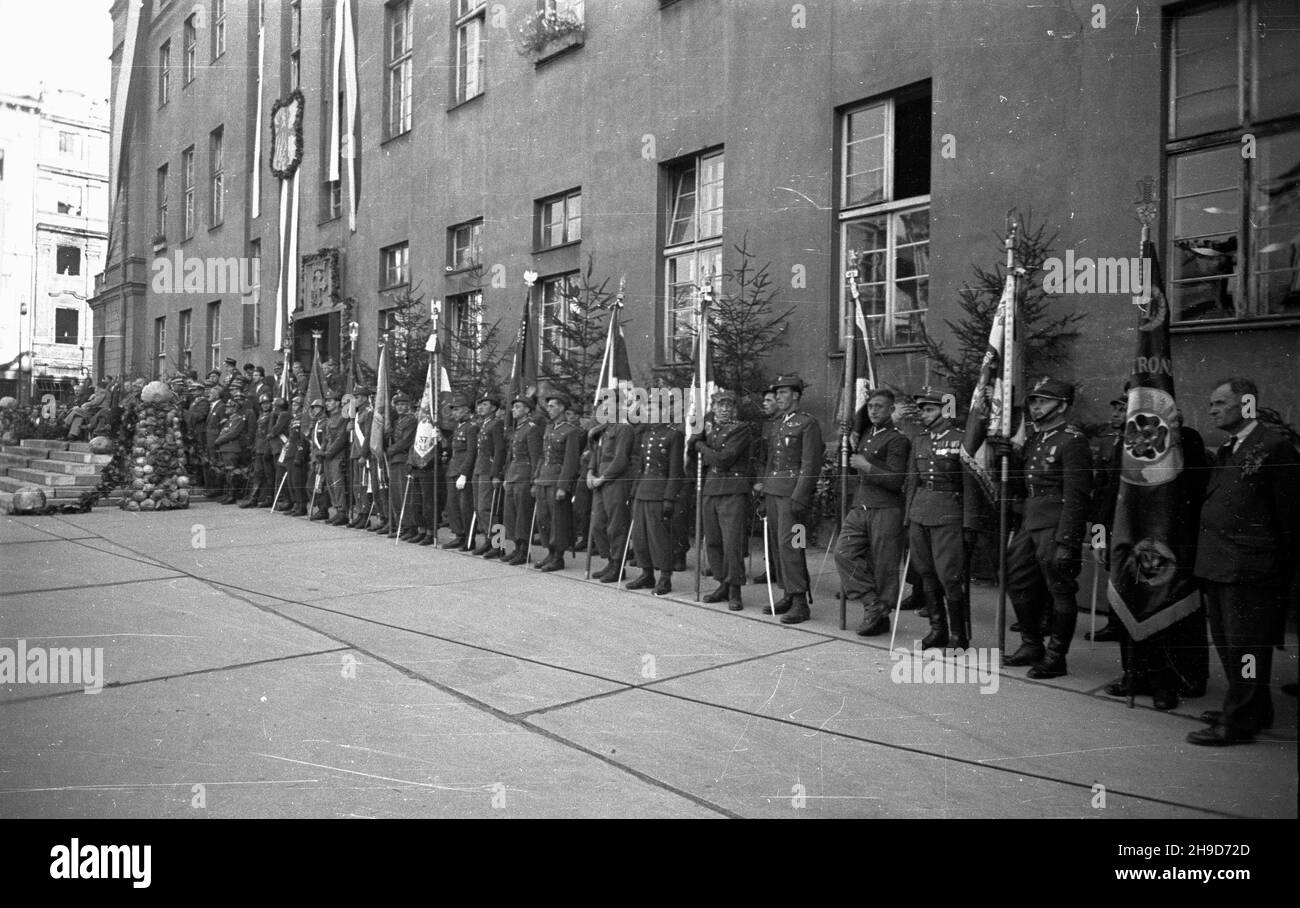 Opole, 1947-09-14. Ogólnopolskie obchody Œwiêta Plonów, do¿ynki. Uroczyste promocje ficerskie na rynku absolwentów Oficerskiej Szko³y Piechoty z Wroc³awia. NZ. Poczty sztandarowe oddzia³ów Wojska Polskiego. po/mgs PAP Opole, 14 settembre 1947. Festa del raccolto in tutta la Polonia. Cerimonia di promozione ufficiale sulla piazza del mercato dei laureati dell'Accademia ufficiale di fanteria di Wroclaw. Nella foto: Partiti di colore dell'esercito polacco. po/mgs PAP Foto Stock