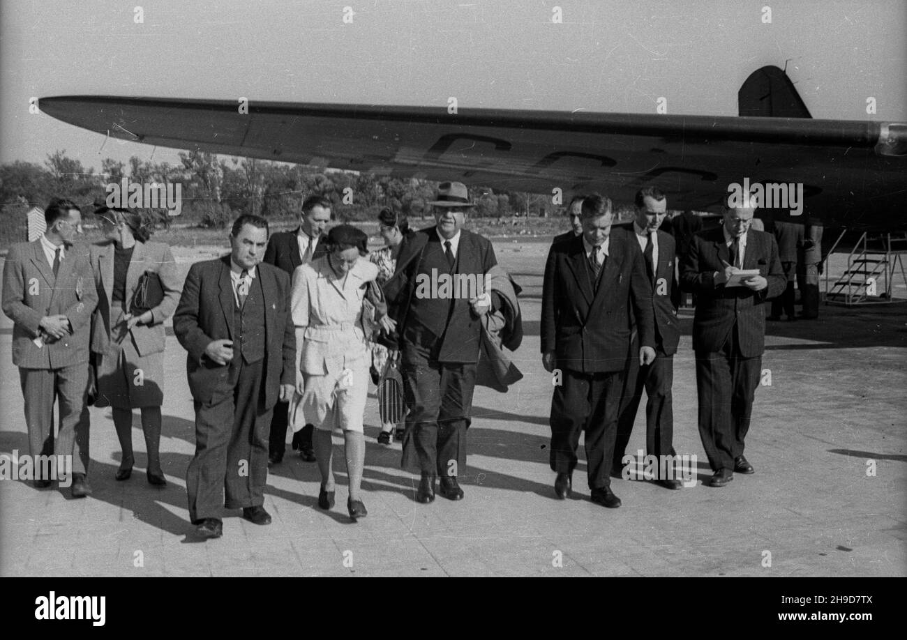 Warszawa, 1947-09-15. Wizyta wiceprzewodnicz¹cego Œwiatowej Federacji Zwi¹zków Zawodowych Leona Jouhaux w Polsce. Powitanie na lotnisku Okêcie. NZ. m.in. przewodnicz¹cy Zarz¹du G³ównego Zwi¹zku Zawodowego Pracowników Kolejowych Adam Kury³owicz (3L) i Jouhaux (C, w kapeluszu). po/mgs PAP Varsavia, 15 settembre 1947. Visita del vicepresidente della Federazione mondiale dei sindacati Leon Jouhaux in Polonia. Un saluto all'aeroporto di Okecie. Nella foto: Leader del consiglio principale del sindacato ferroviario Adam Kurylowicz (3° a sinistra) e Leon Jouhaux (centro, in un cappello). po/mgs PAP Foto Stock