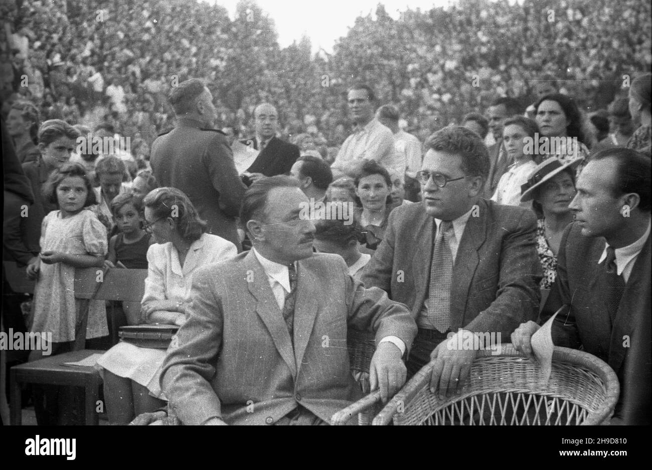 Warszawa, 1947-09-16. Stadion wojskowego Klubu Sportowego Legia. Po¿egnalny wystêp baletu IGORA Moisiejewa. prezydent polski Boles³aw Bierut (1L), ambasador ZSRR Wiktor Lebiediew (2P) oraz kierownik kancelarii prezydenta RP Kazimierz Mijal (1P). bk/ak PAP m.in Varsavia, 16 settembre 1947. Stadio Legia Sports Club. L'ultima esecuzione del balletto Igor Moseyev. Nella foto: Il pubblico, tra cui il presidente della Polonia Boleslaw Bierut (1° a sinistra), l'ambasciatore dell'Unione Sovietica, Wiktor Lebedev (2° a destra) e il capo della cancelleria del presidente della Polonia Kazimierz Mijal (1° a destra). bk/ak PA Foto Stock