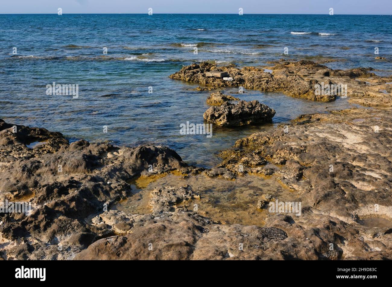 Paesaggio idilliaco del Sud Italia Puglia, riserva naturale di Torre Guaceto natura autentica con meravigliose nuvole Foto Stock