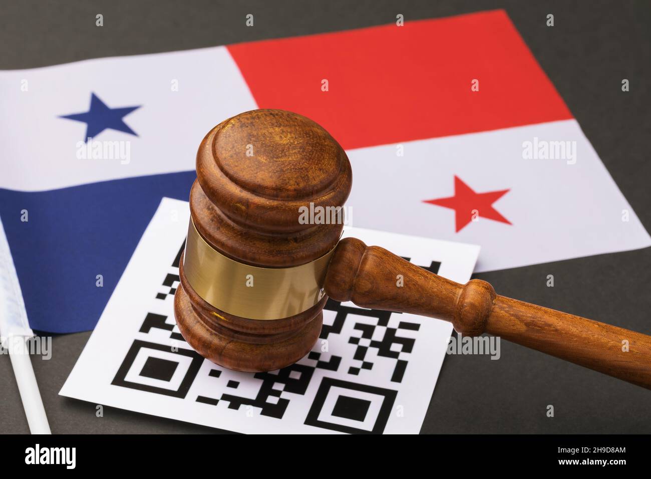 Giudice Gavel, scheda del codice a barre e bandiera di Panama, concetto di punizione amministrativa per violazione del regime utilizzando codici QR a Panama Foto Stock