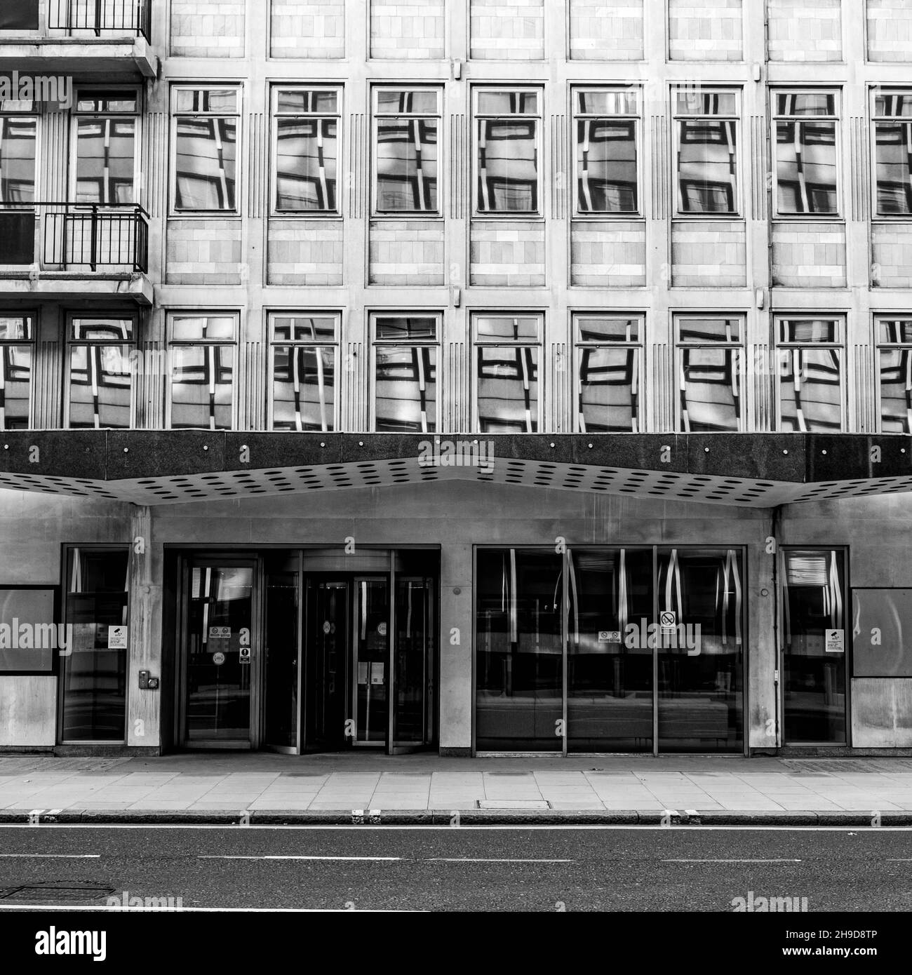 Victoria London UK, 7 novembre 2021, simmetria di un moderno ingresso al palazzo degli uffici senza persone Victoria Street London Foto Stock