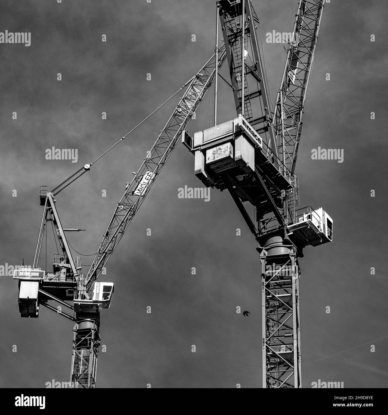 Victoria London UK, 7 novembre 2021, due Tower Cranes sopra lo Skyline a Victoria London lavorando a New Construction Development Foto Stock