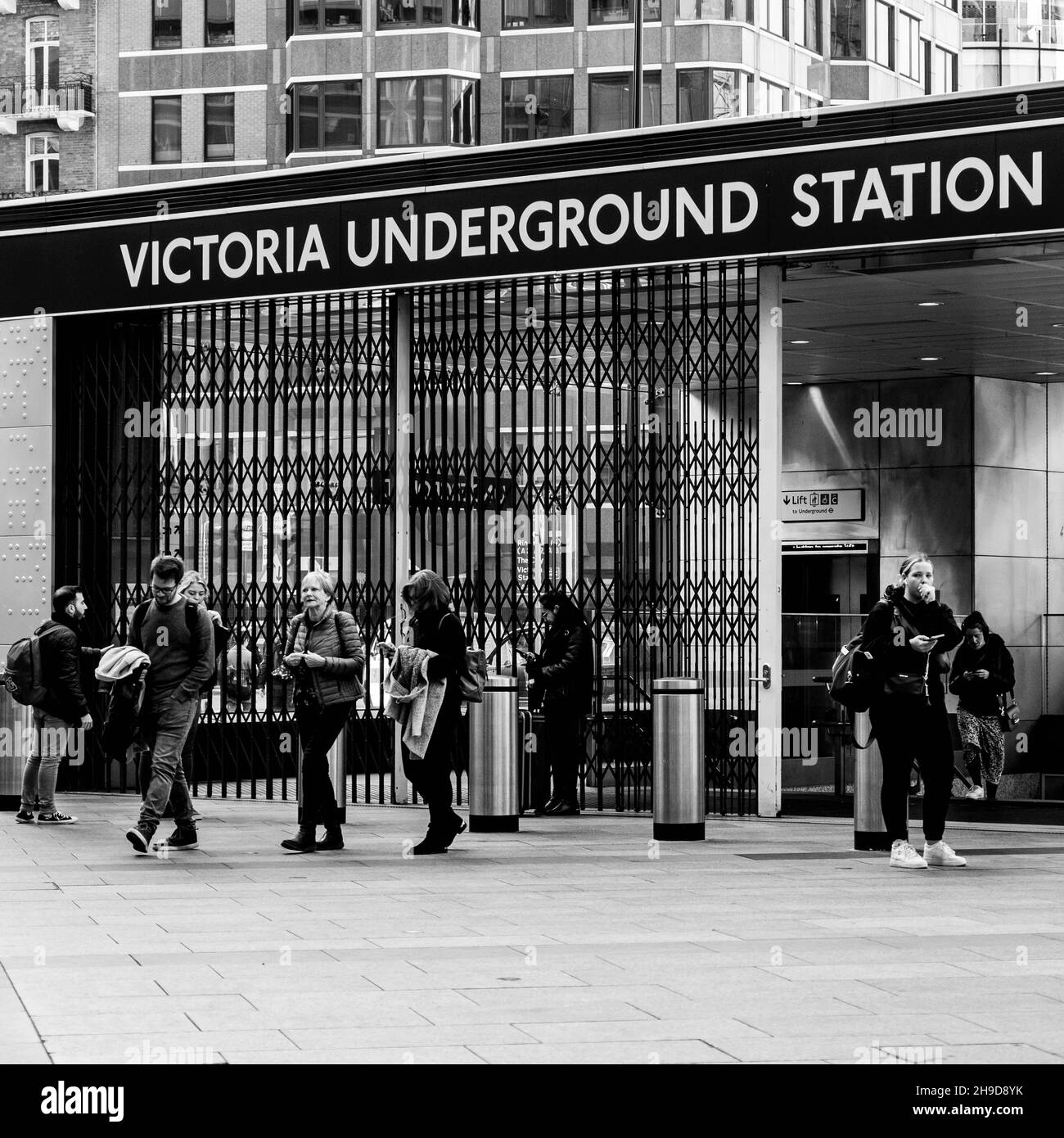 Victoria London UK, 7 novembre 2021, persone che arrivano e partono dalla stazione della metropolitana Victoria Foto Stock