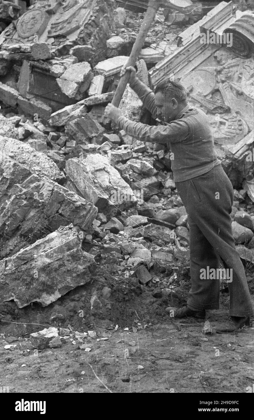 Warszawa, 1947-09-21. Miesi¹c Odbudowy Warszawy. Spó³dzielcy Warszawy odgruzowuj¹ Œródmieœcie. bk/mgs PAP Varsavia, 21 settembre 1947. Warsaw Rebuilding mese. I membri del movimento cooperativo di Varsavia che liberano il centro della città di Rubble. bk/MGS PAP Foto Stock