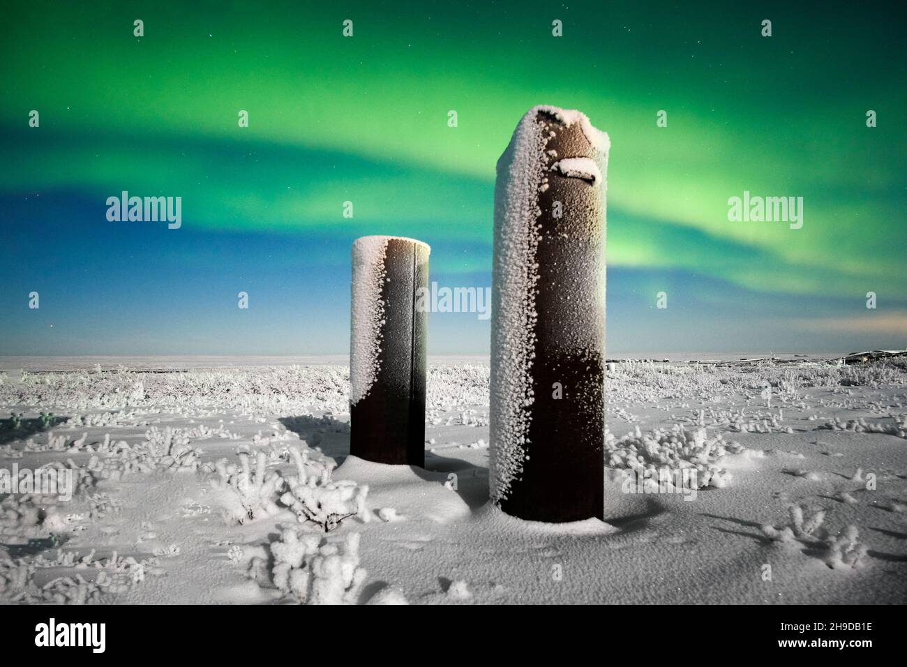 Aurora boreale e pilastri in pietra nella tundra. Taimyr. Foto Stock