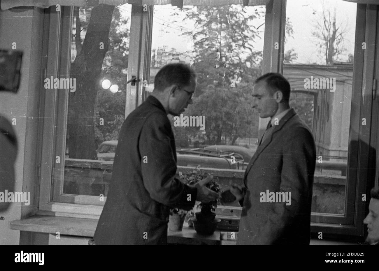 Warszawa, 1947-09-24. Wrêczenie nagród Komisji Centralnej Zwi¹zków Zawodowych w konkursie na najlepszy pamiêtnik robotniczy z okupacji. NZ. Kazimierz Szymczak (P) z Pañstwowych Zak³adów Emerytalnych w Warszawie odbiera i nagrodê z r¹k przewodnicz¹cego KCZZ Kazimierza Witaszewskiego (L). bk/mgs PAP Varsavia, 24 settembre 1947. Cerimonia di premiazione nel concorso per il miglior memoir operaio della seconda Guerra Mondiale. Nella foto: Kazimierz Szymczak (a destra) dallo stabilimento pensionistico di Varsavia riceve il primo premio dal capo della Commissione Centrale dei sindacati (KCZZ) Kazimierza Witaszewskiego (a sinistra Foto Stock