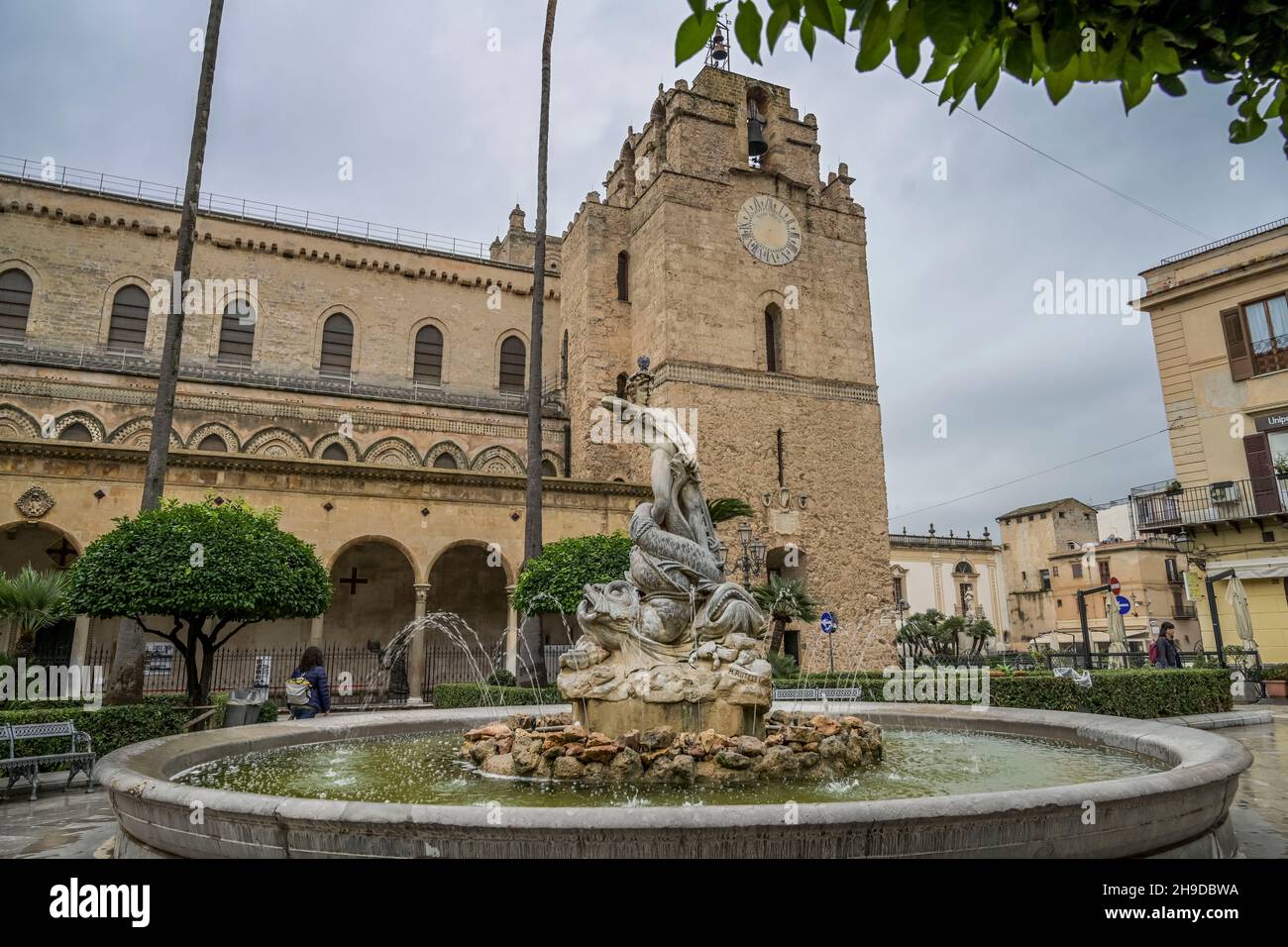Brunnen auf der Piazza Vittorio Emanuele, Cattedrale di Santa Maria Nuova, Monreale, Sizilien, Italien Foto Stock