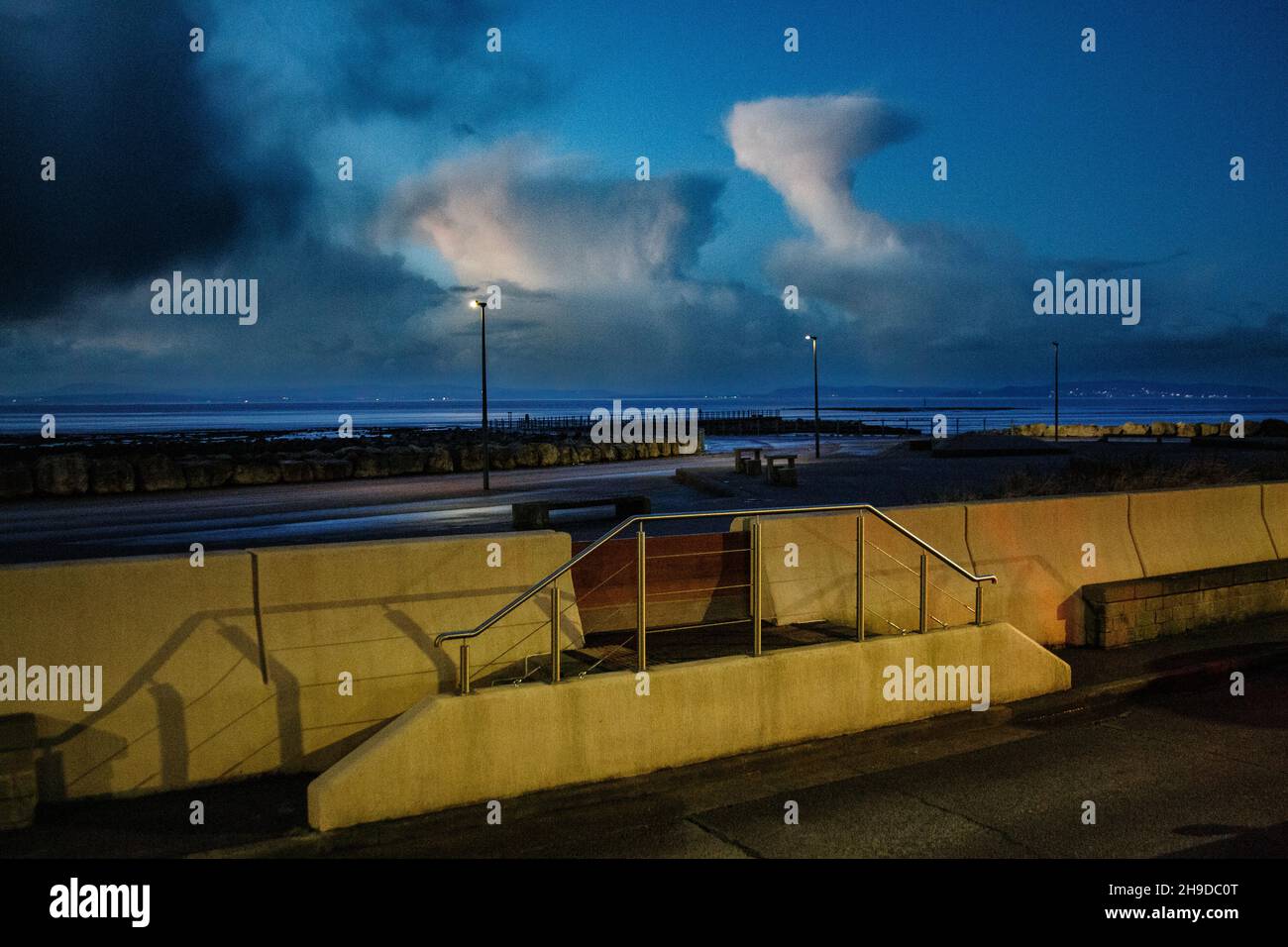 Morecambe, Lancashire, Regno Unito. 6 dicembre 2010. Il consiglio comunale di Lancaster ha messo le schede di tempesta nelle difese del mare sulla Promenade di Morecambe in previsione dell'arrivo di Strom barra accreditamento: Notizie di PN/Alamy dal vivo Foto Stock