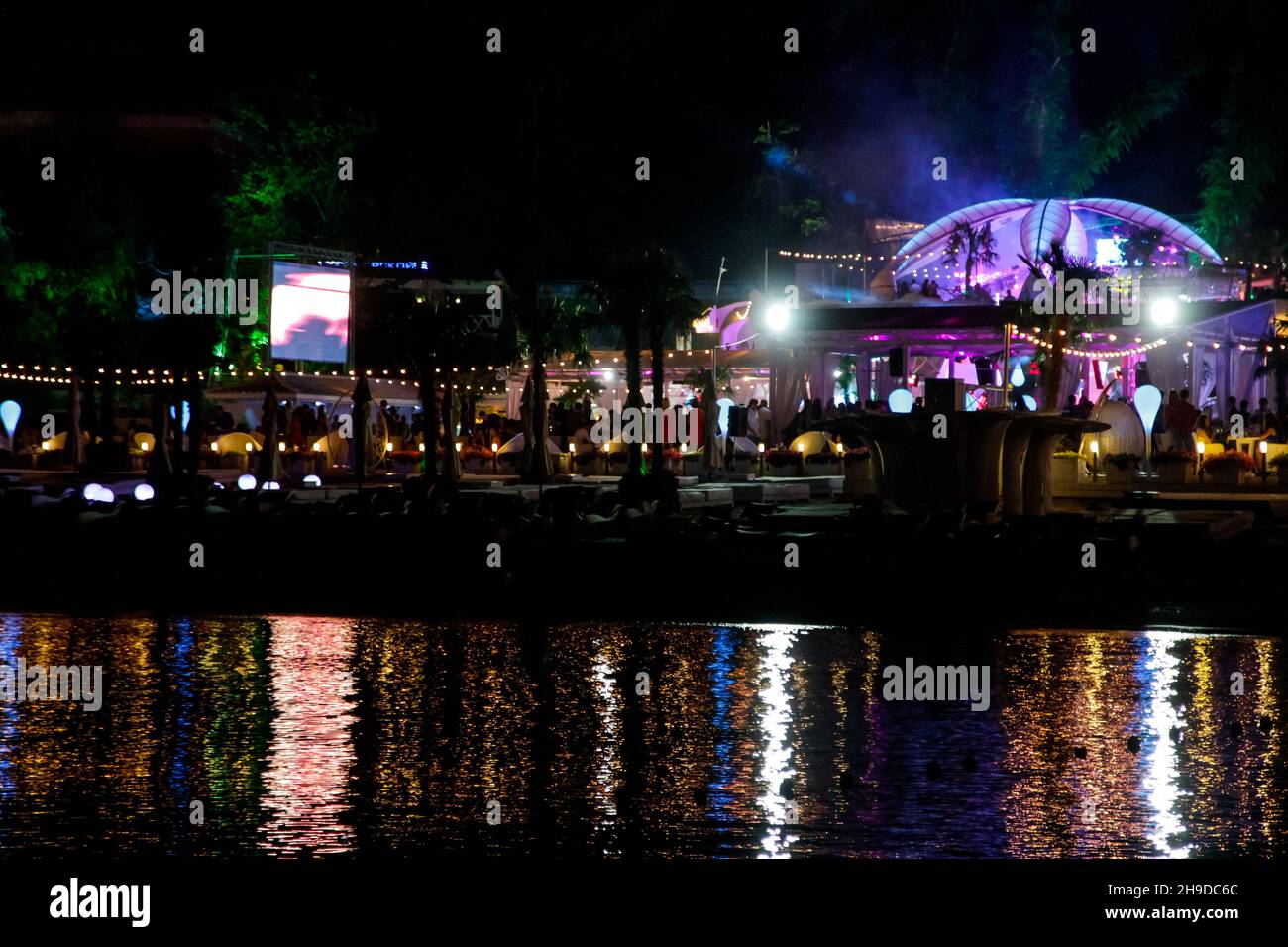 Odessa, Ucraina 28 giugno 2013: Lago sul night club di Ibiza durante la festa notturna con luci colorate e smog. Interno del night club. Festival inter Foto Stock