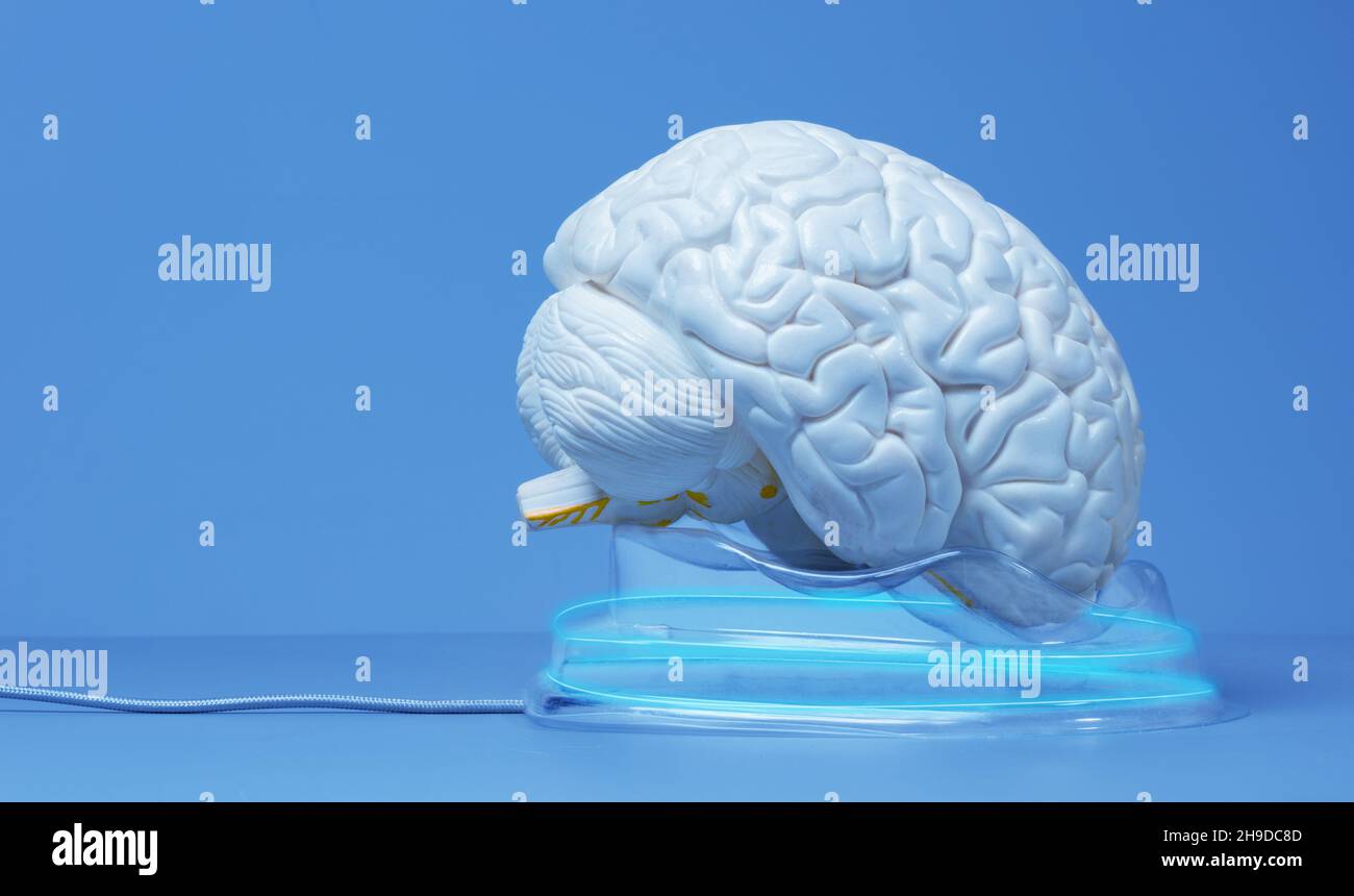 Concetto di connessione cerebrale ad alta tecnologia della stazione di ricarica Foto Stock