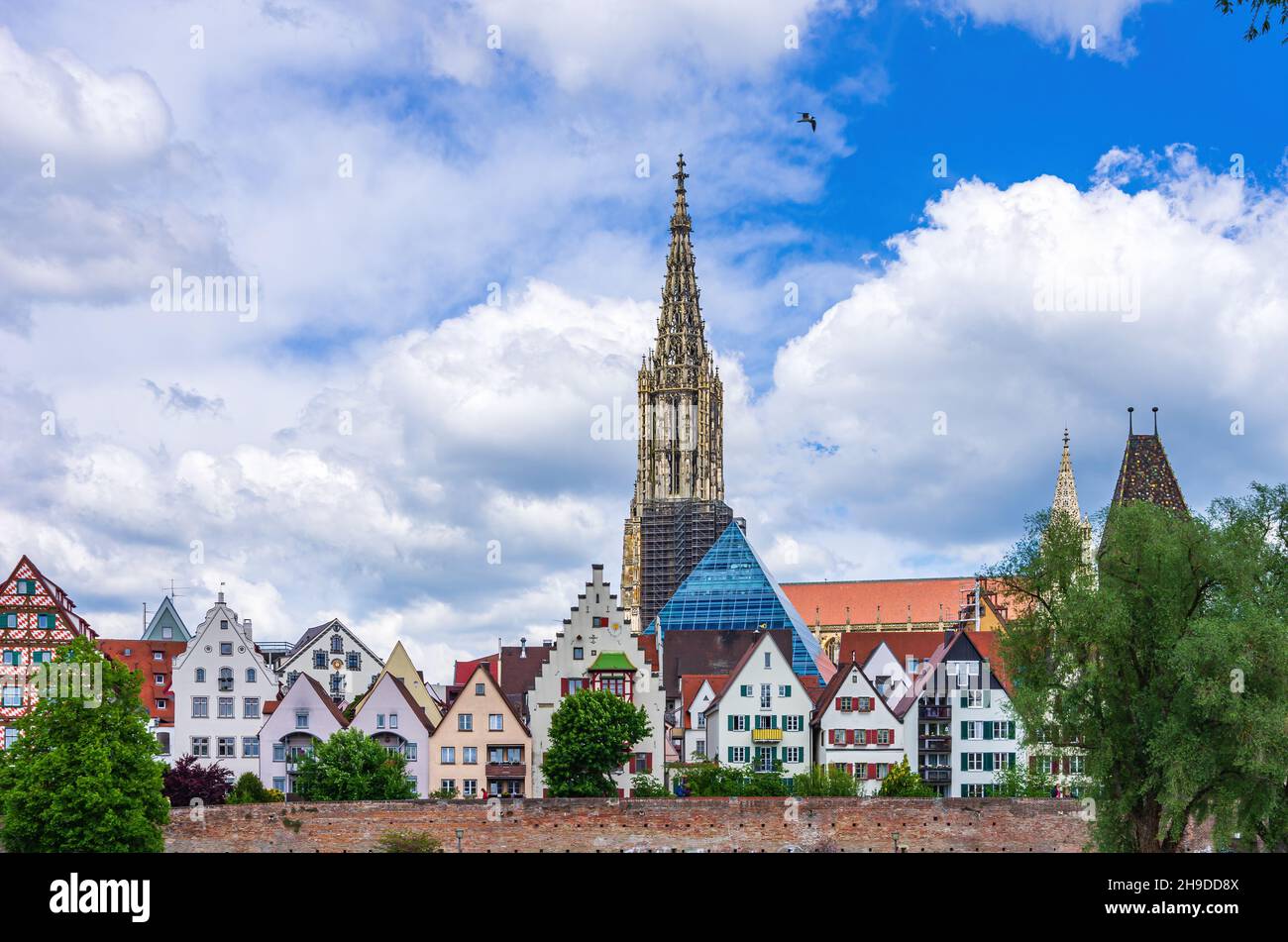 Ulm, Baden-Württemberg, Germania: Le case storiche del quartiere dei pescatori (Fischerviertel), le mura della città vecchia, la Torre Pendente (Metzgerturm). Foto Stock