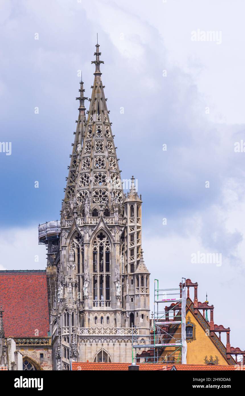 Le guglie dei più piccoli campanili orientali della Minster gotica di Ulm, Baden-Württemberg, Germania. Foto Stock